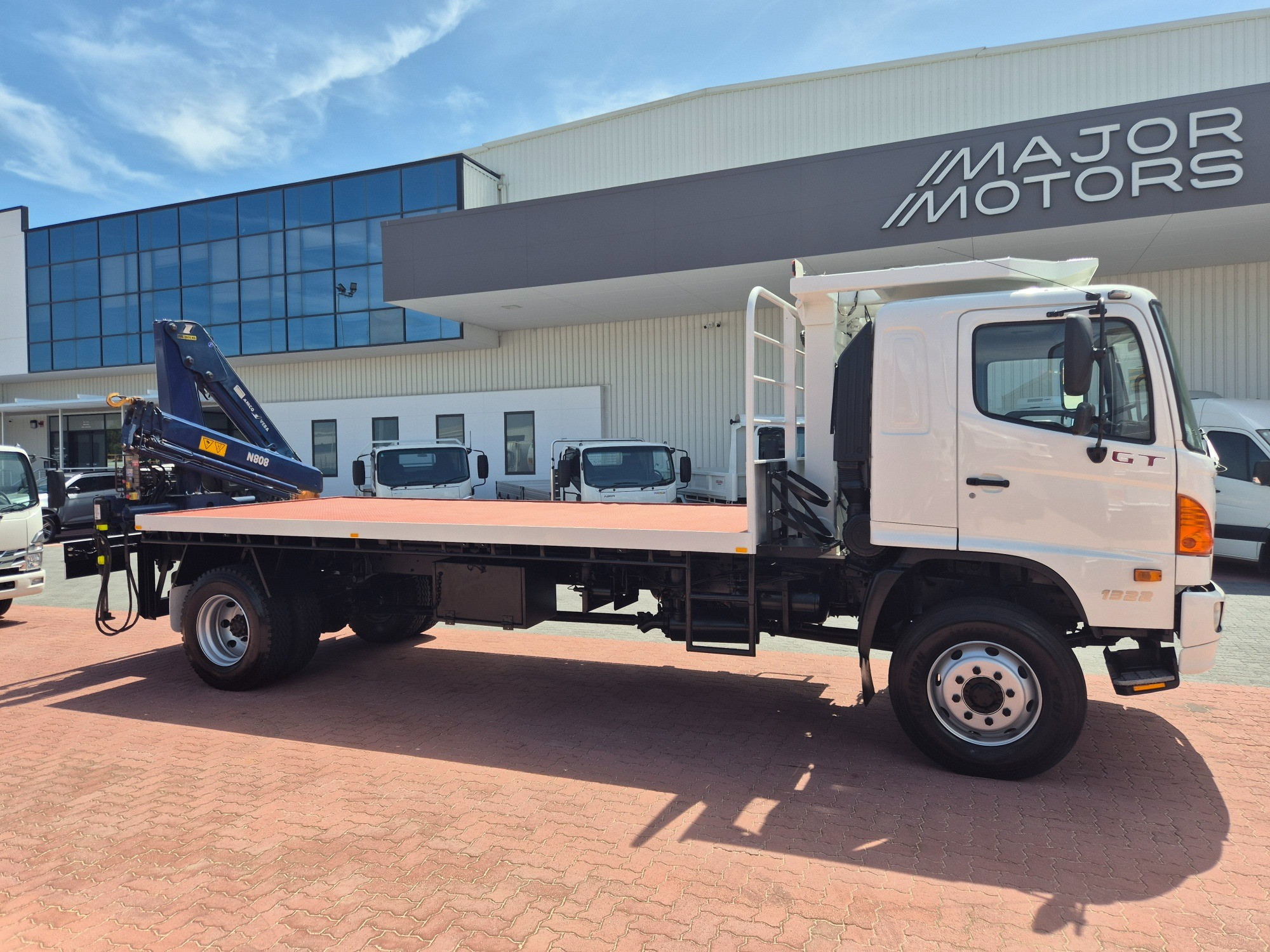 2009 HINO 500 GT8J 1322 LONG (4x4) 6 SP MANUAL TRAY & CRANE