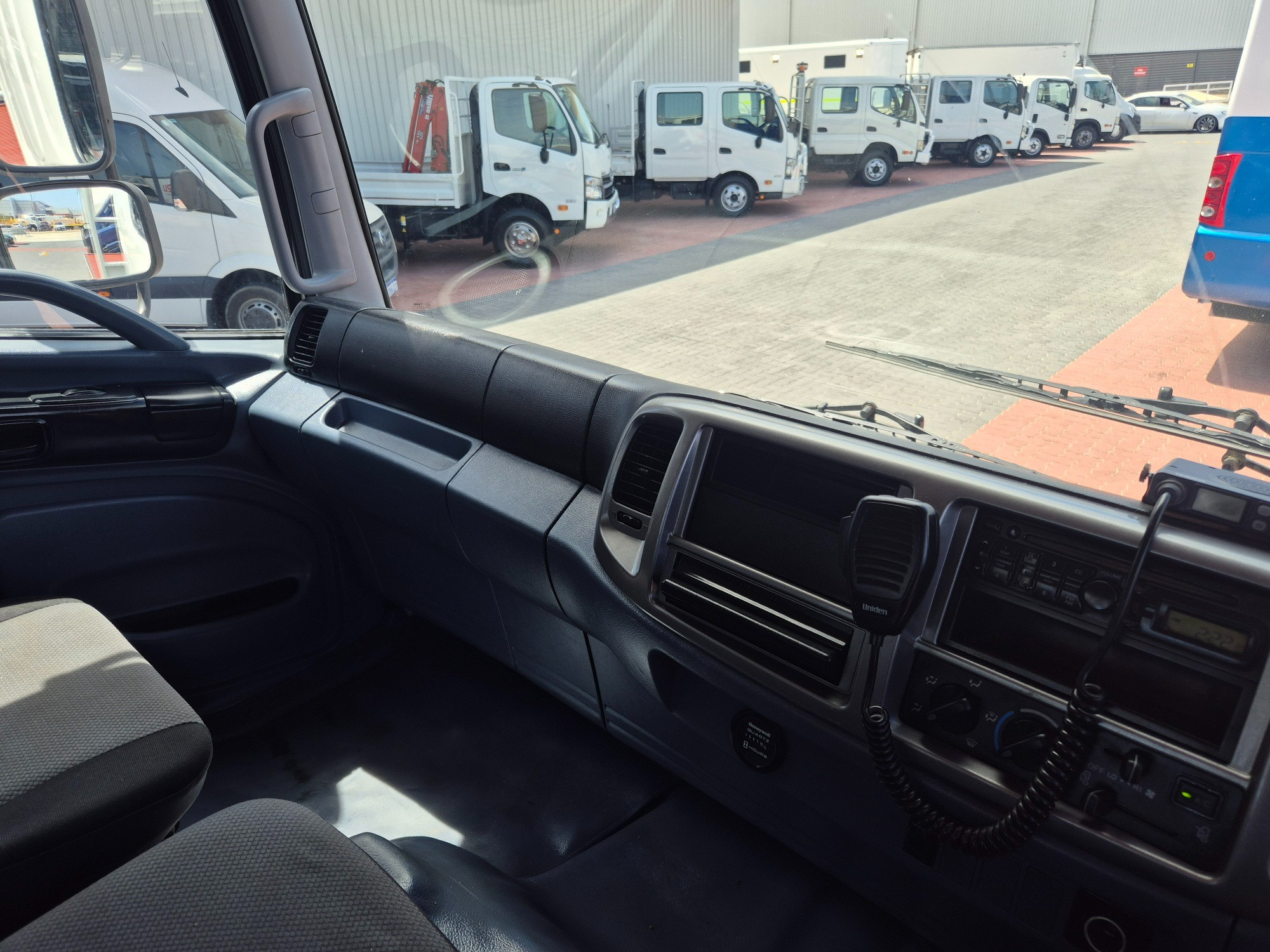 2009 HINO 500 GT8J 1322 LONG (4x4) 6 SP MANUAL TRAY & CRANE