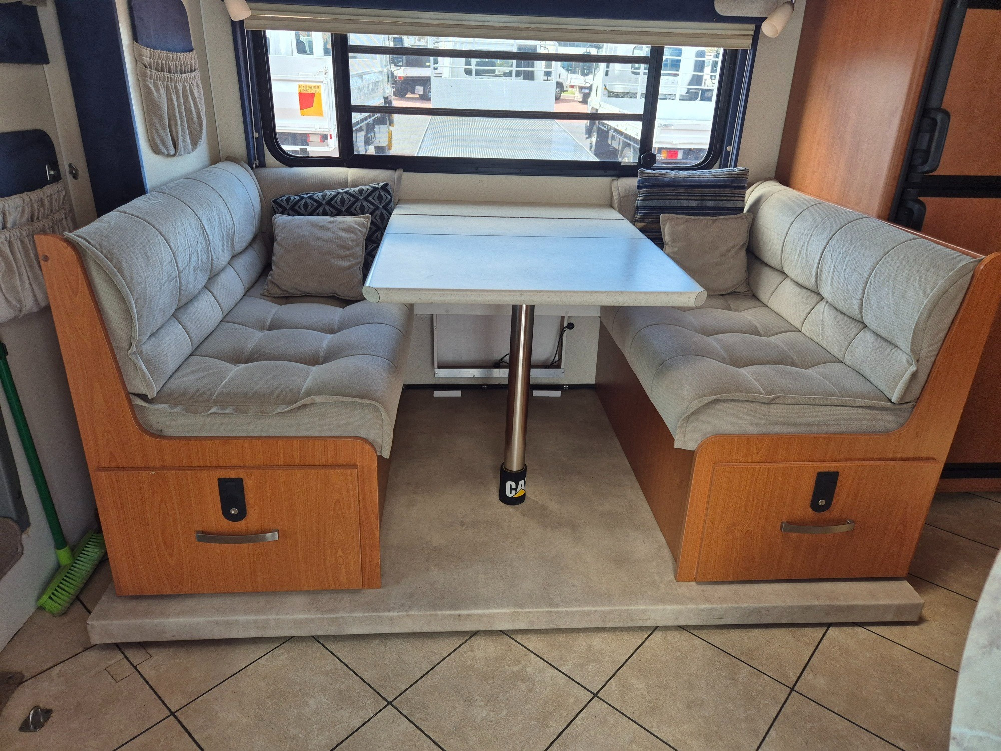 2011 ISUZU NQR NH 450 LONG 6 SP AUTOMATED MANUAL MOTORHOME