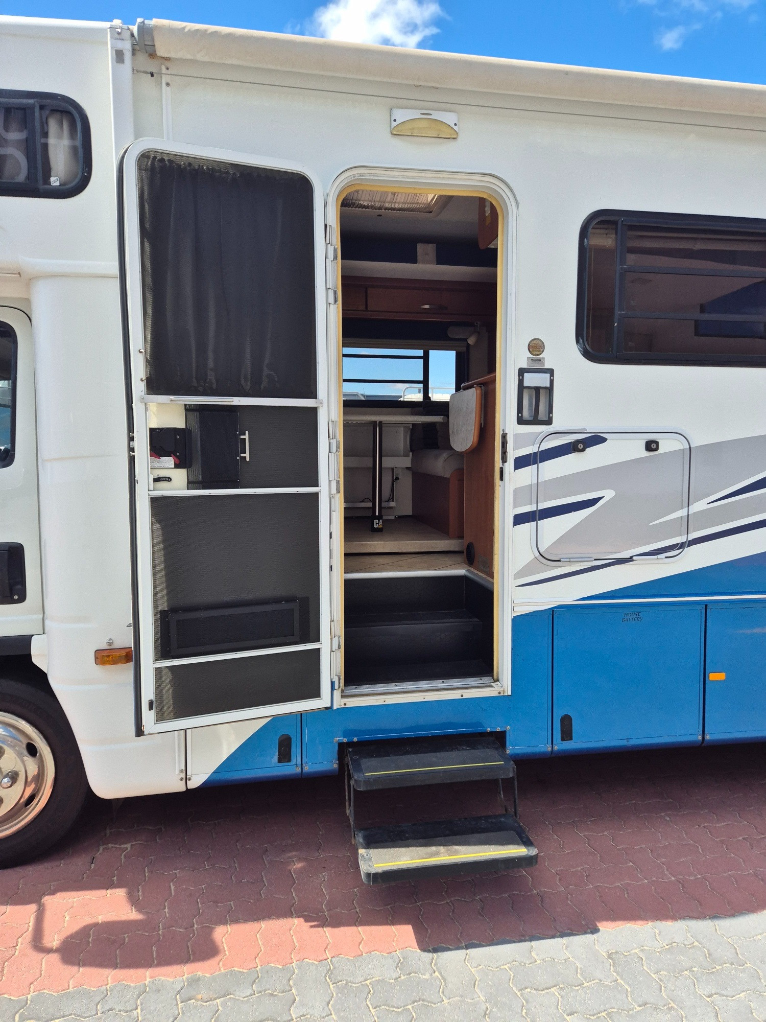 2011 ISUZU NQR NH 450 LONG 6 SP AUTOMATED MANUAL MOTORHOME