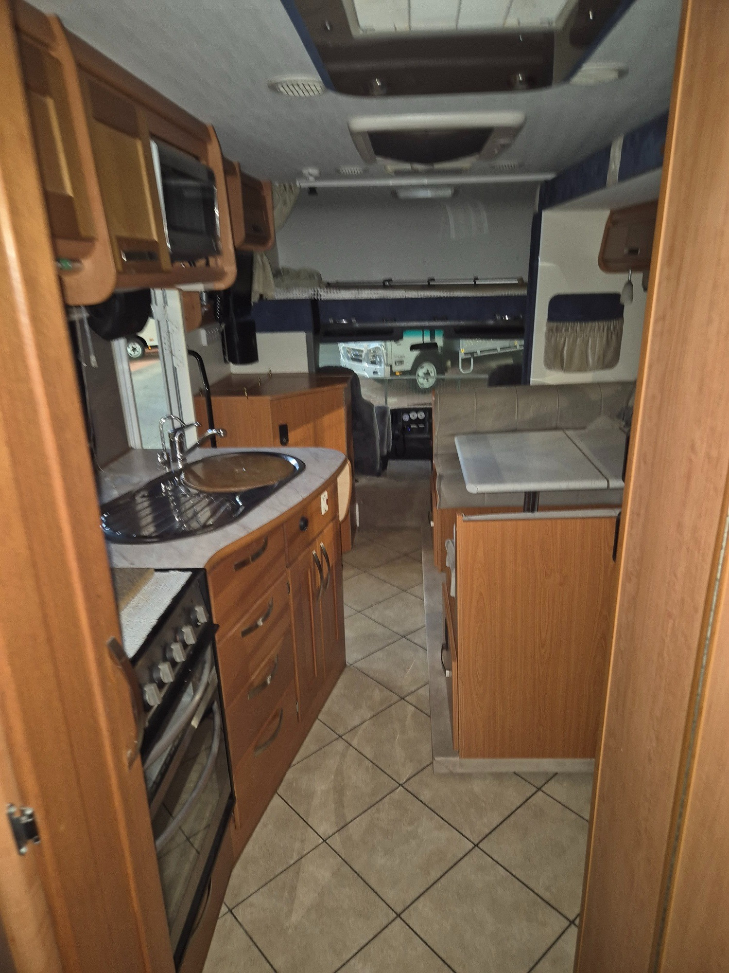 2011 ISUZU NQR NH 450 LONG 6 SP AUTOMATED MANUAL MOTORHOME