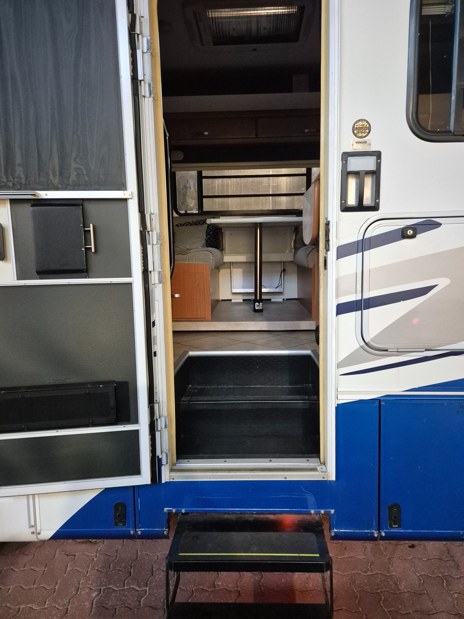 2011 ISUZU NQR NH 450 LONG 6 SP AUTOMATED MANUAL MOTORHOME