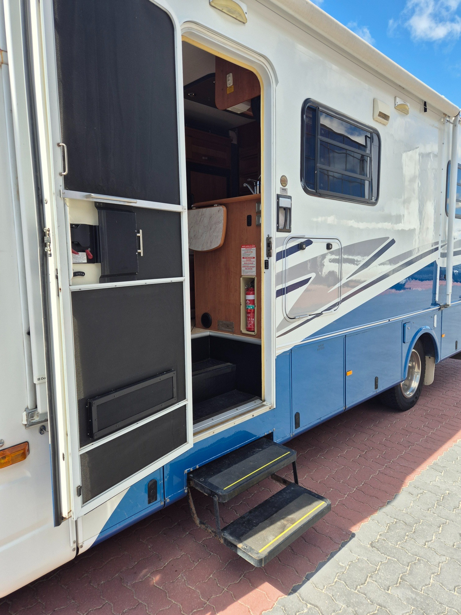 2011 ISUZU NQR NH 450 LONG 6 SP AUTOMATED MANUAL MOTORHOME