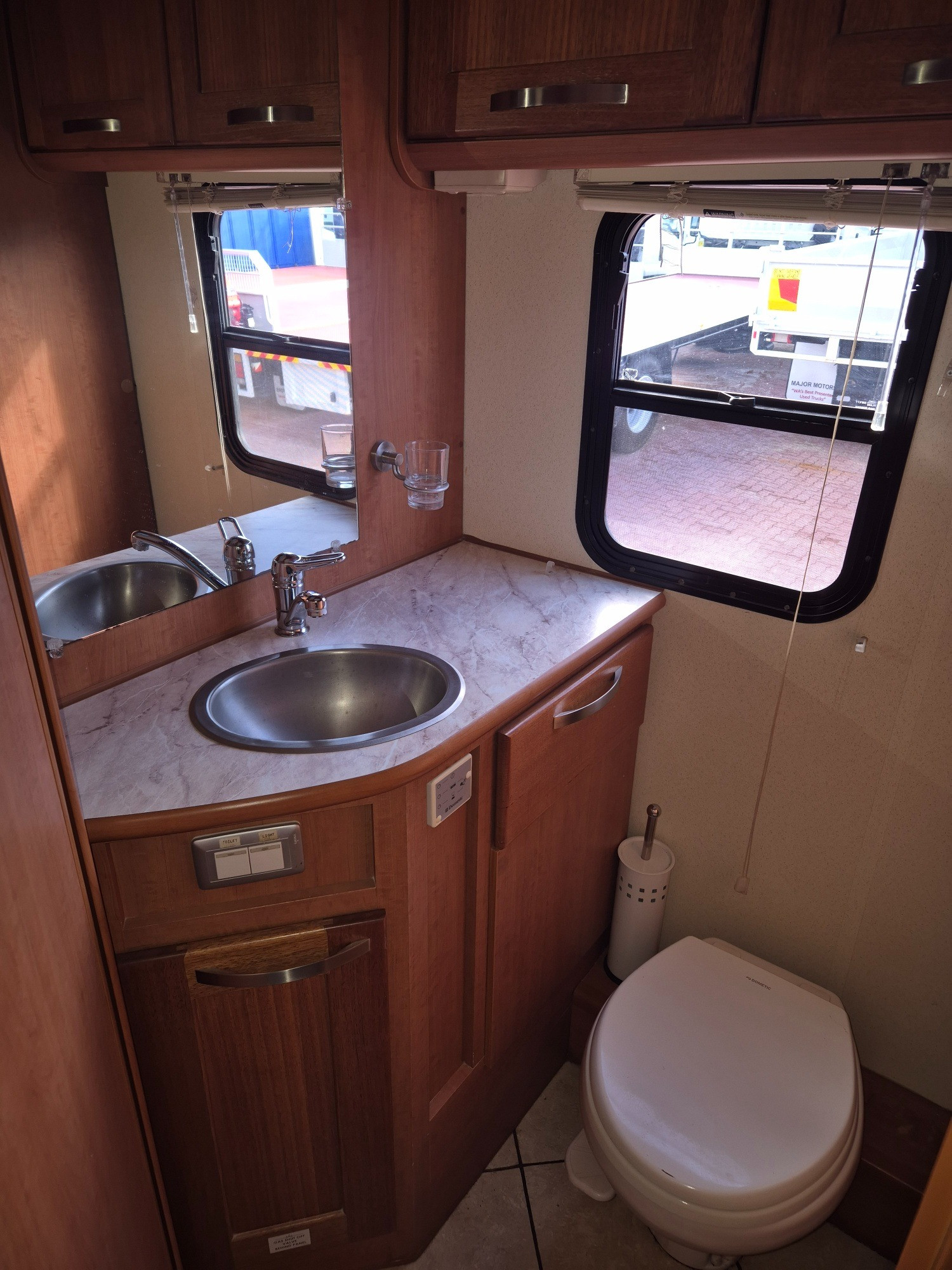 2011 ISUZU NQR NH 450 LONG 6 SP AUTOMATED MANUAL MOTORHOME