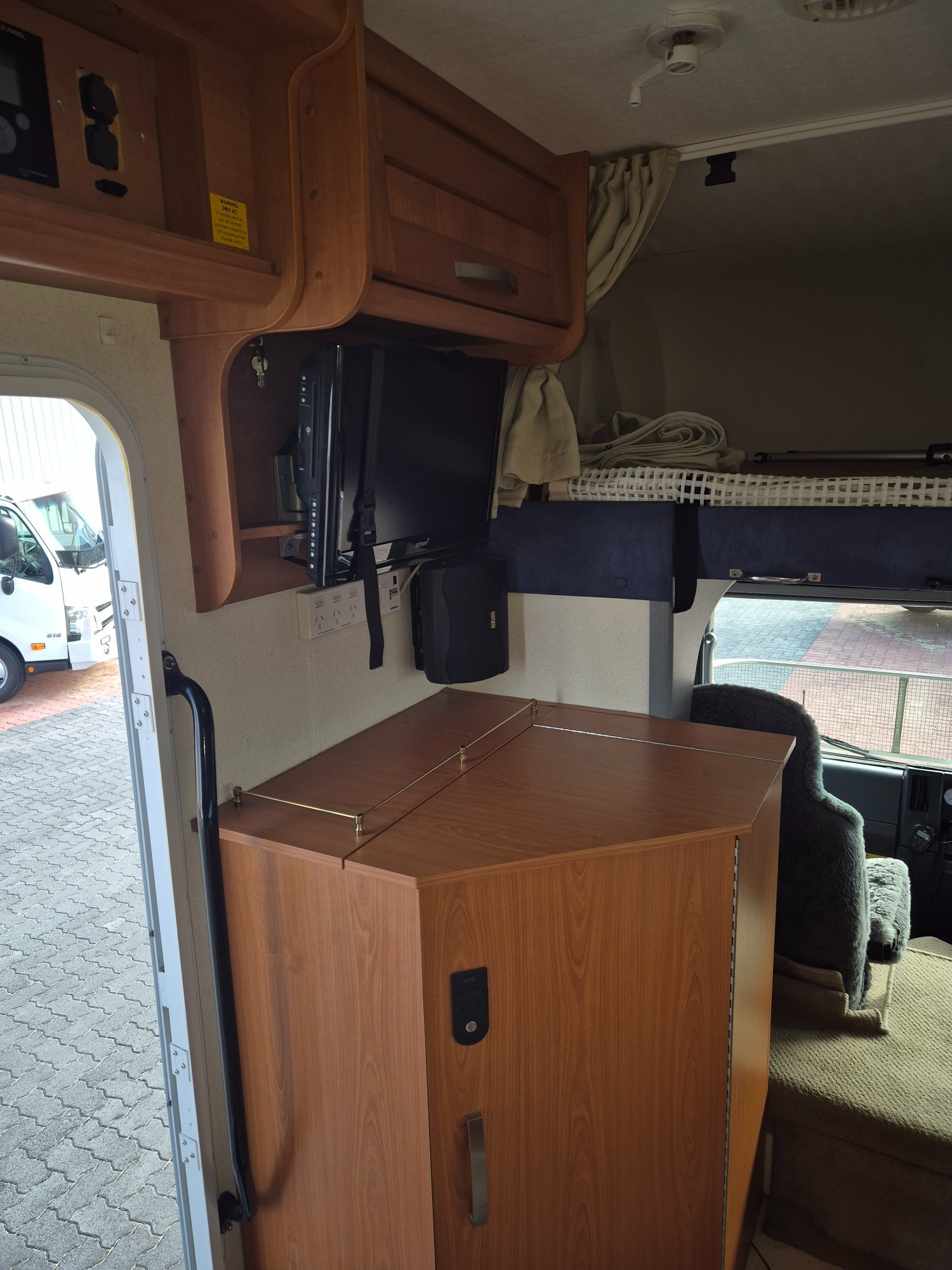 2011 ISUZU NQR NH 450 LONG 6 SP AUTOMATED MANUAL MOTORHOME