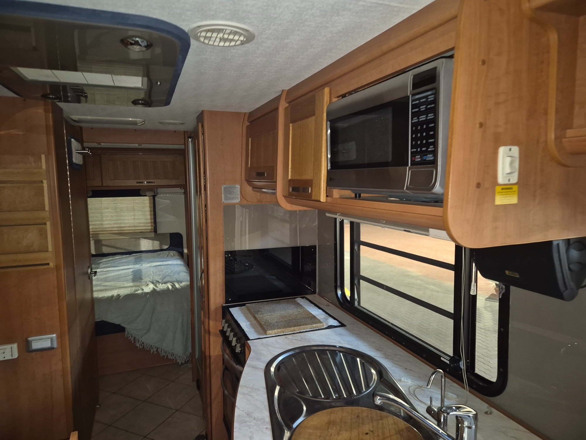 2011 ISUZU NQR NH 450 LONG 6 SP AUTOMATED MANUAL MOTORHOME