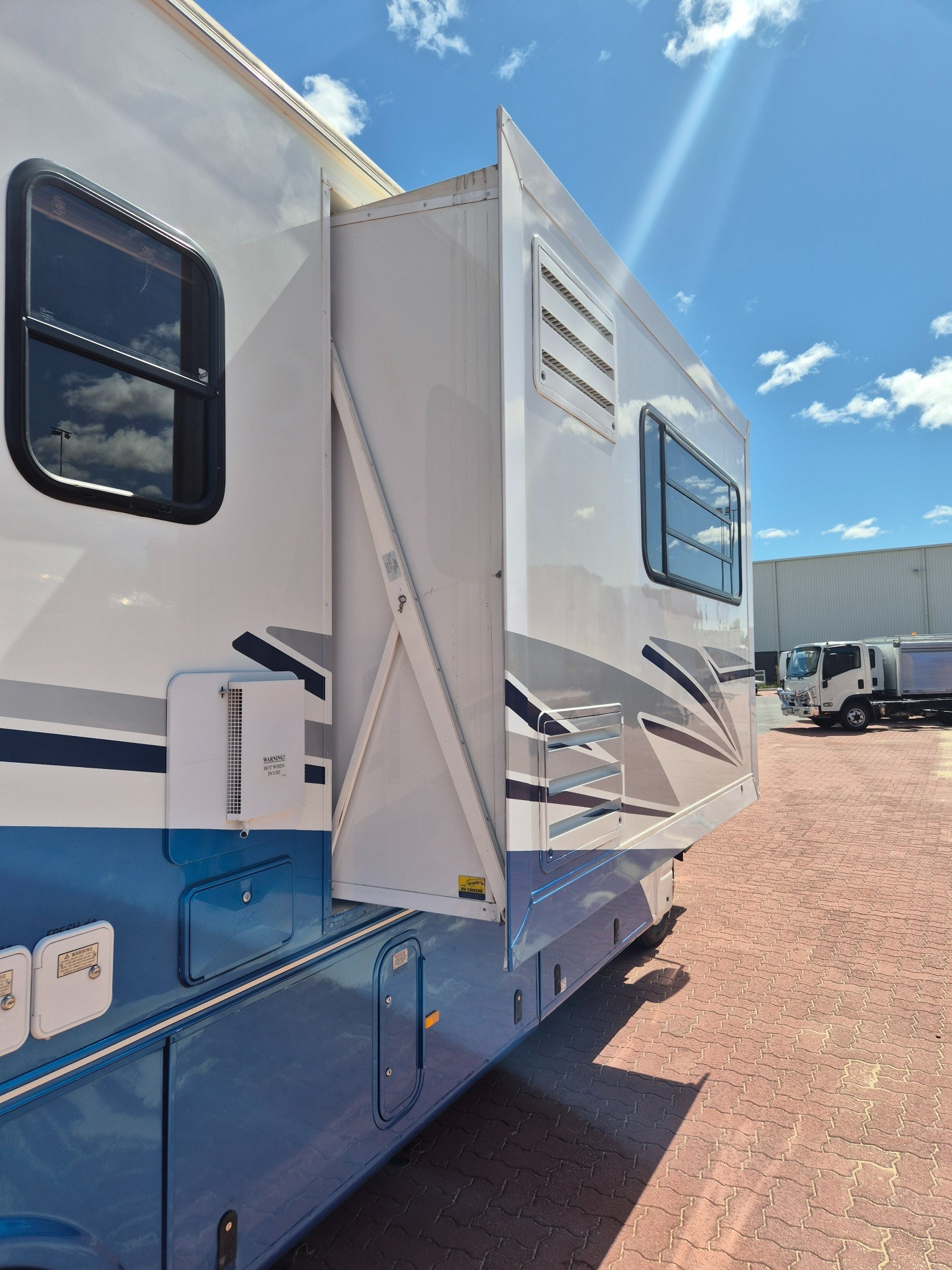 2011 ISUZU NQR NH 450 LONG 6 SP AUTOMATED MANUAL MOTORHOME