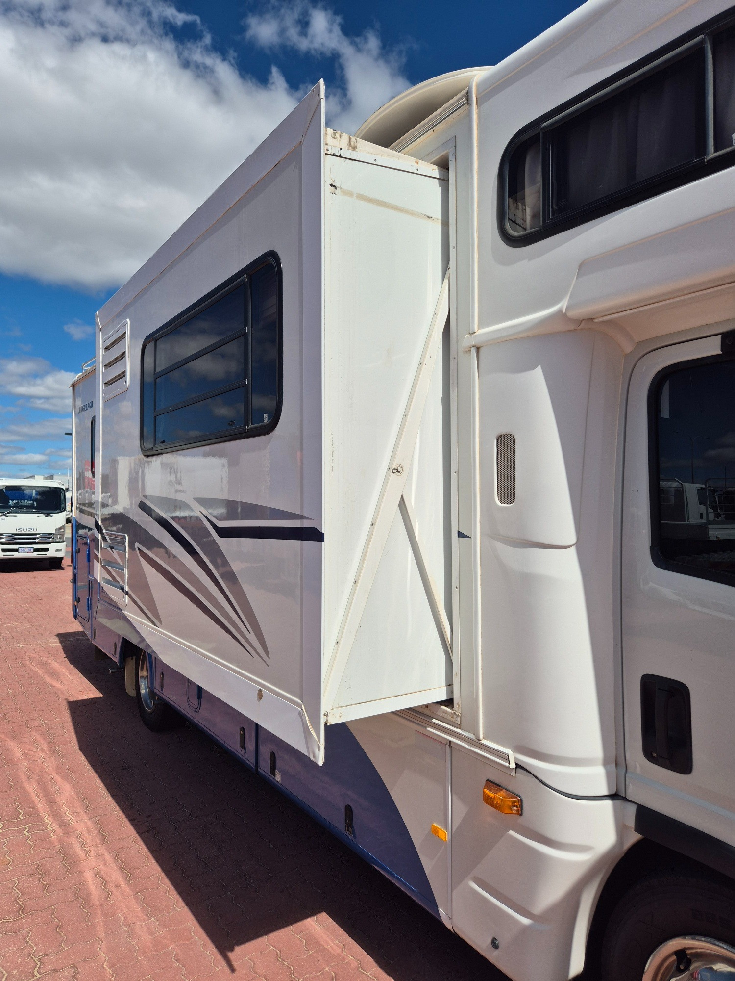2011 ISUZU NQR NH 450 LONG 6 SP AUTOMATED MANUAL MOTORHOME