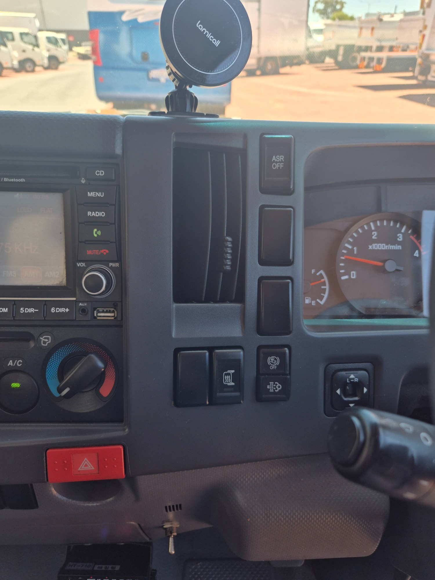 2011 ISUZU NNR NH 200 MEDIUM 5 SP MANUAL REFRIGERATED TRUCK