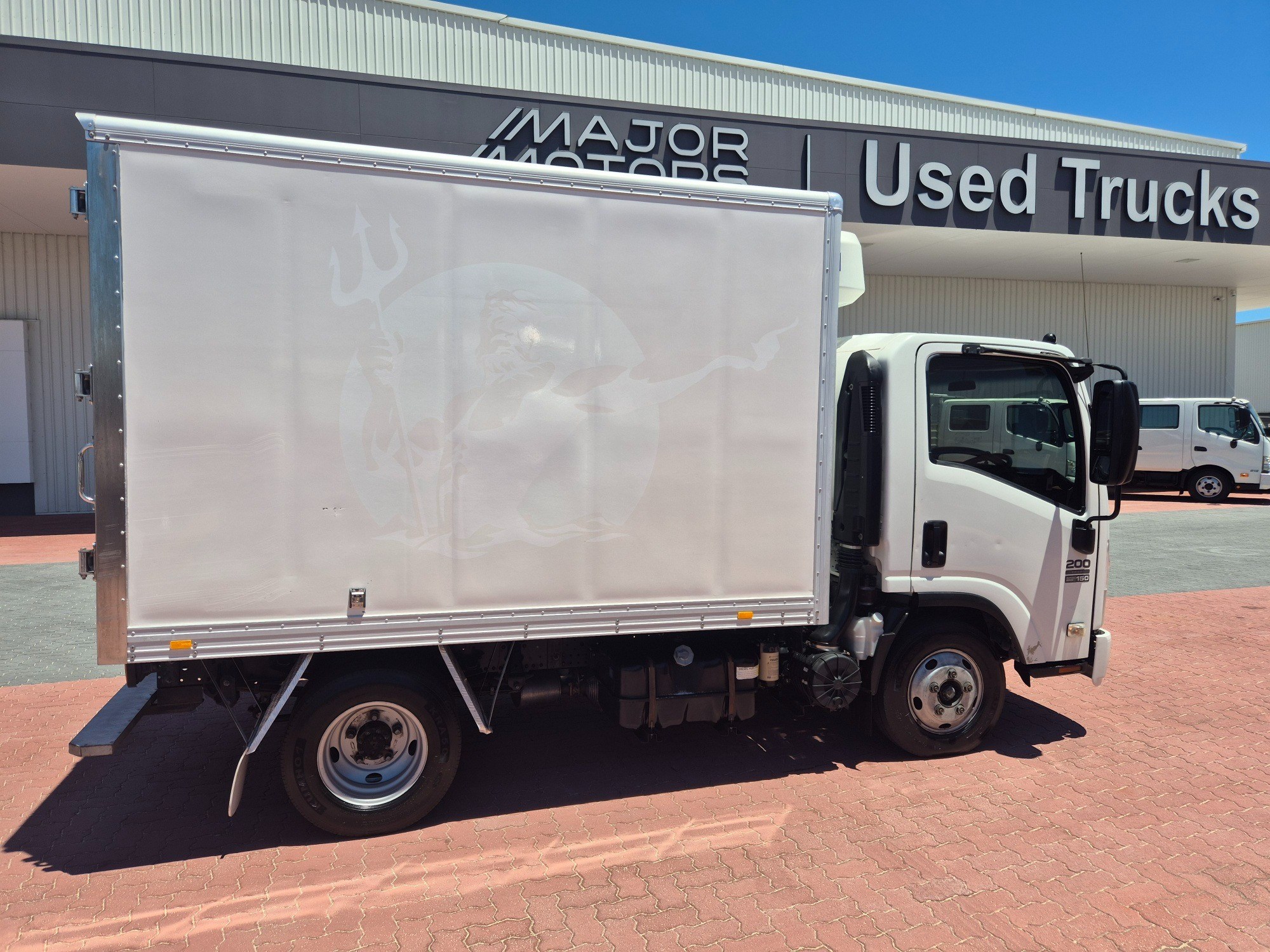 2011 ISUZU NNR NH 200 MEDIUM 5 SP MANUAL REFRIGERATED TRUCK