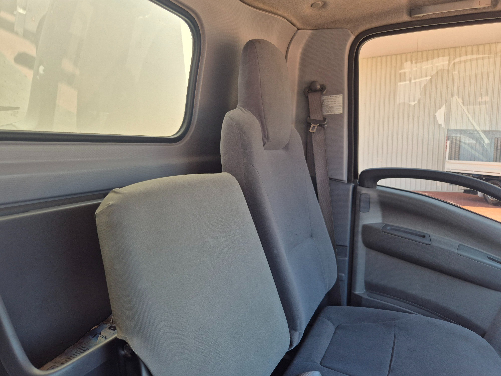 2011 ISUZU NNR NH 200 MEDIUM 5 SP MANUAL REFRIGERATED TRUCK