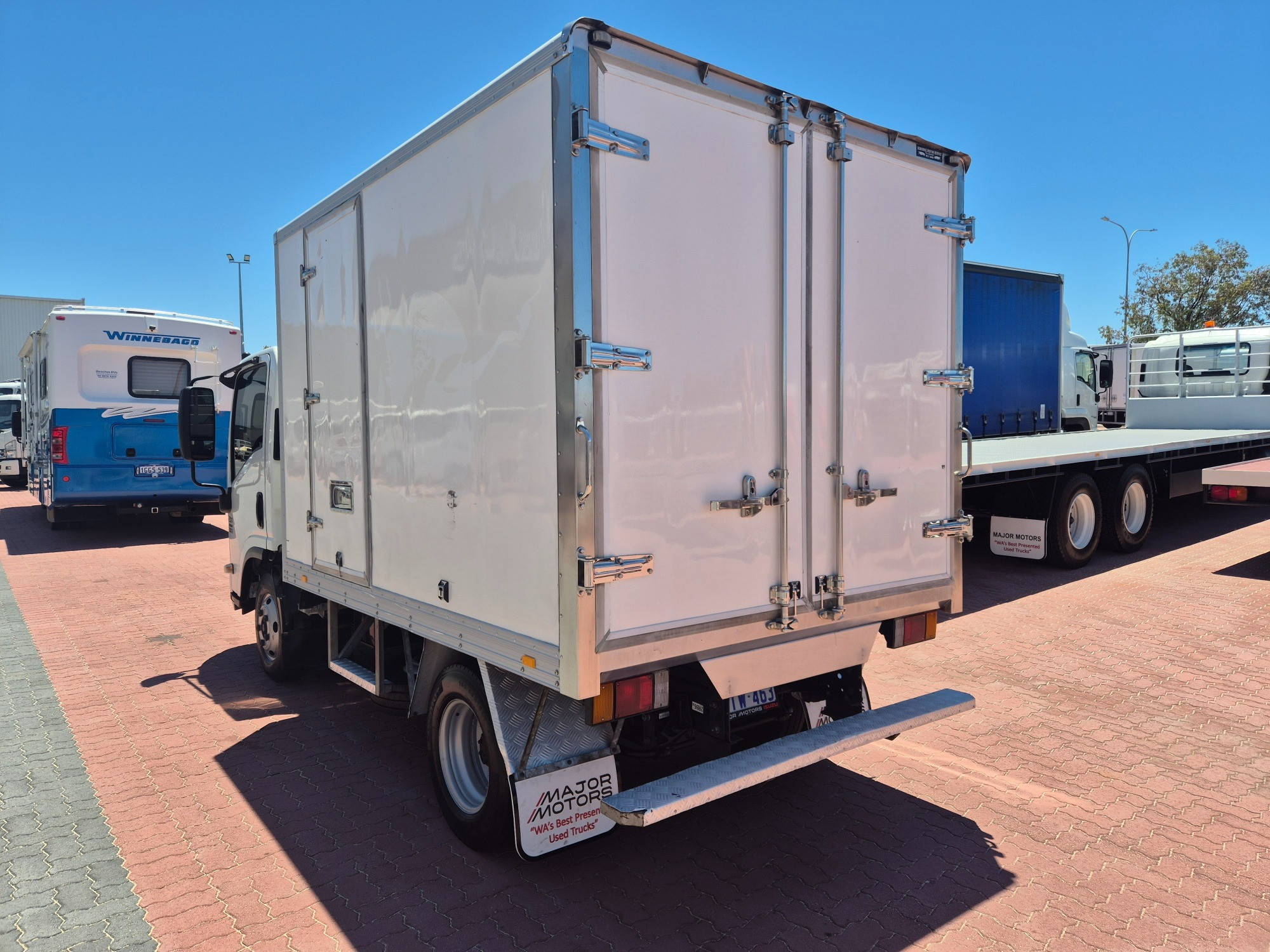 2011 ISUZU NNR NH 200 MEDIUM 5 SP MANUAL REFRIGERATED TRUCK