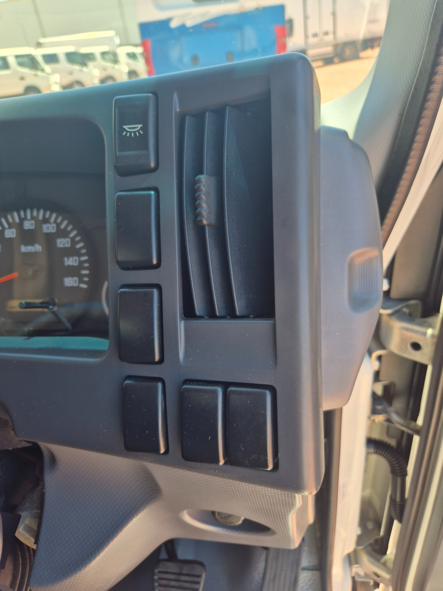 2011 ISUZU NNR NH 200 MEDIUM 5 SP MANUAL REFRIGERATED TRUCK