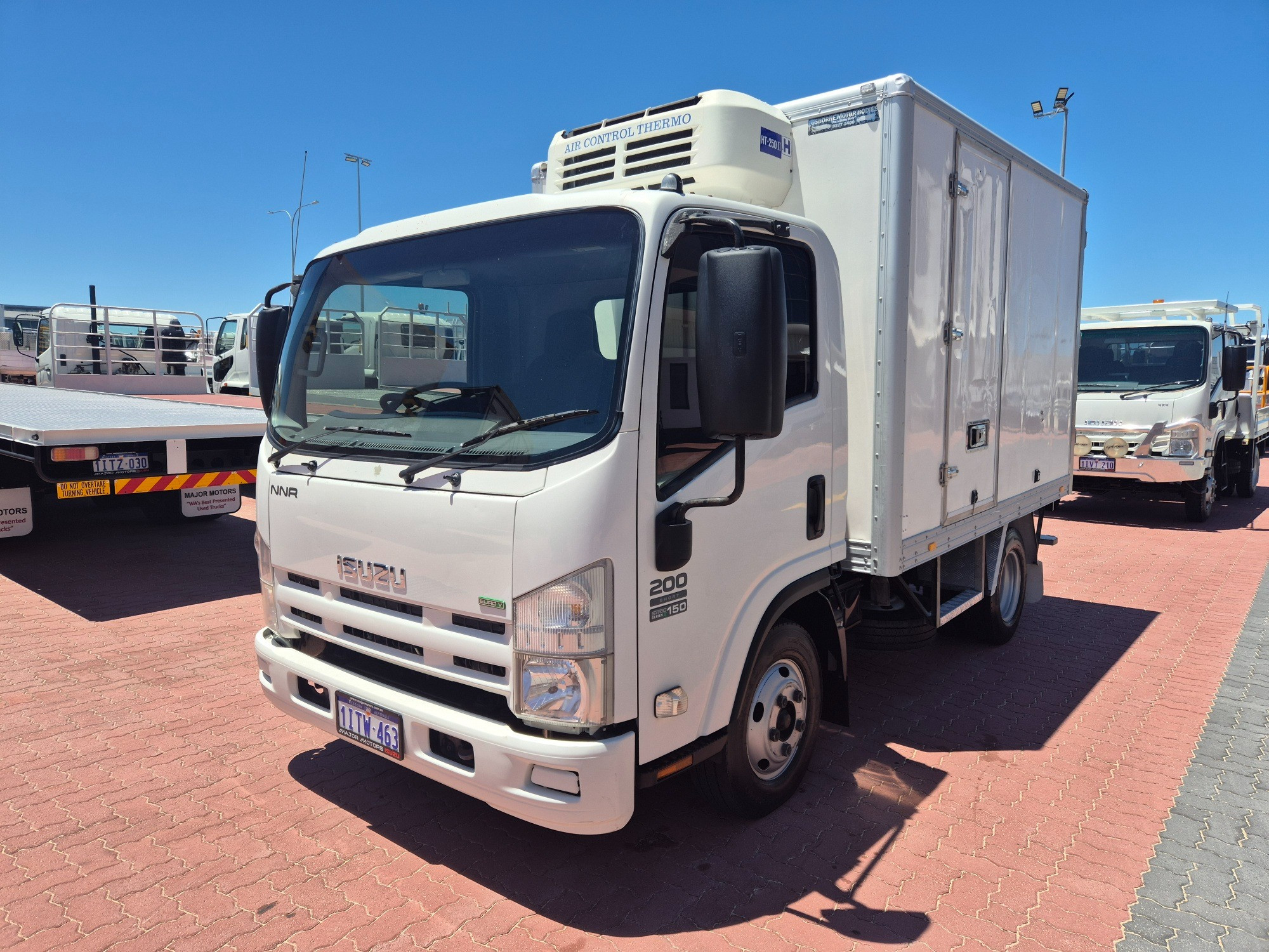 2011 ISUZU NNR NH 200 MEDIUM 5 SP MANUAL REFRIGERATED TRUCK