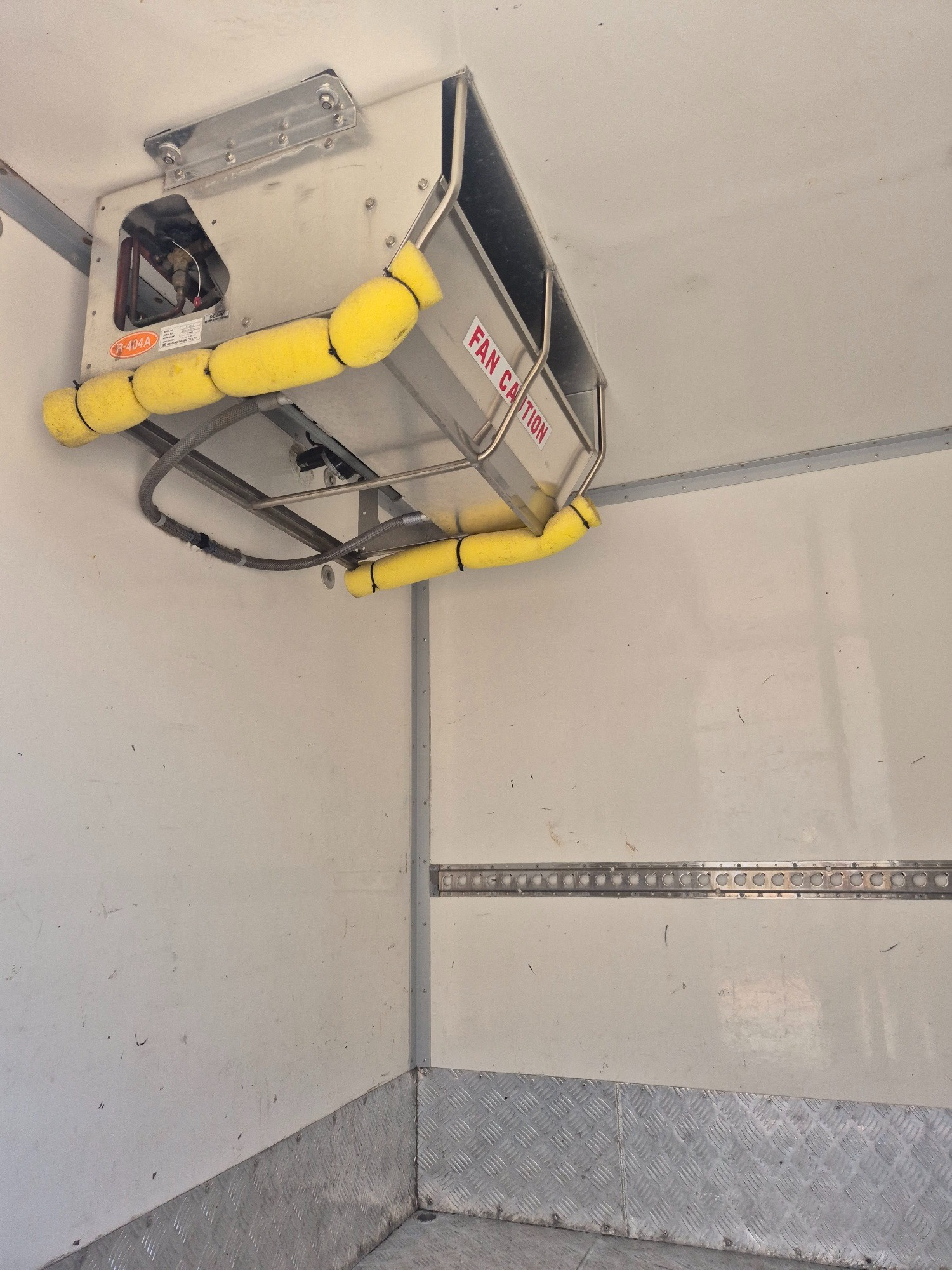 2011 ISUZU NNR NH 200 MEDIUM 5 SP MANUAL REFRIGERATED TRUCK
