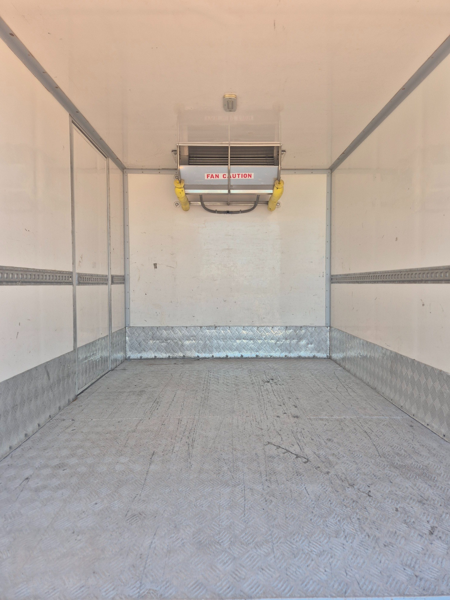 2011 ISUZU NNR NH 200 MEDIUM 5 SP MANUAL REFRIGERATED TRUCK