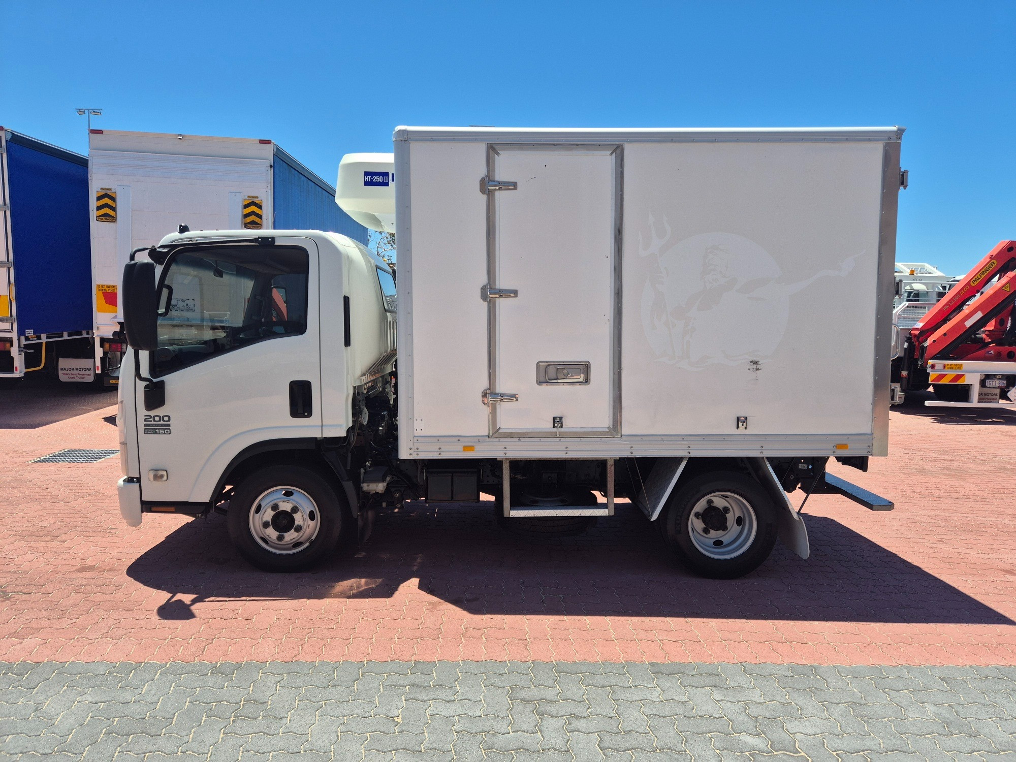 2011 ISUZU NNR NH 200 MEDIUM 5 SP MANUAL REFRIGERATED TRUCK