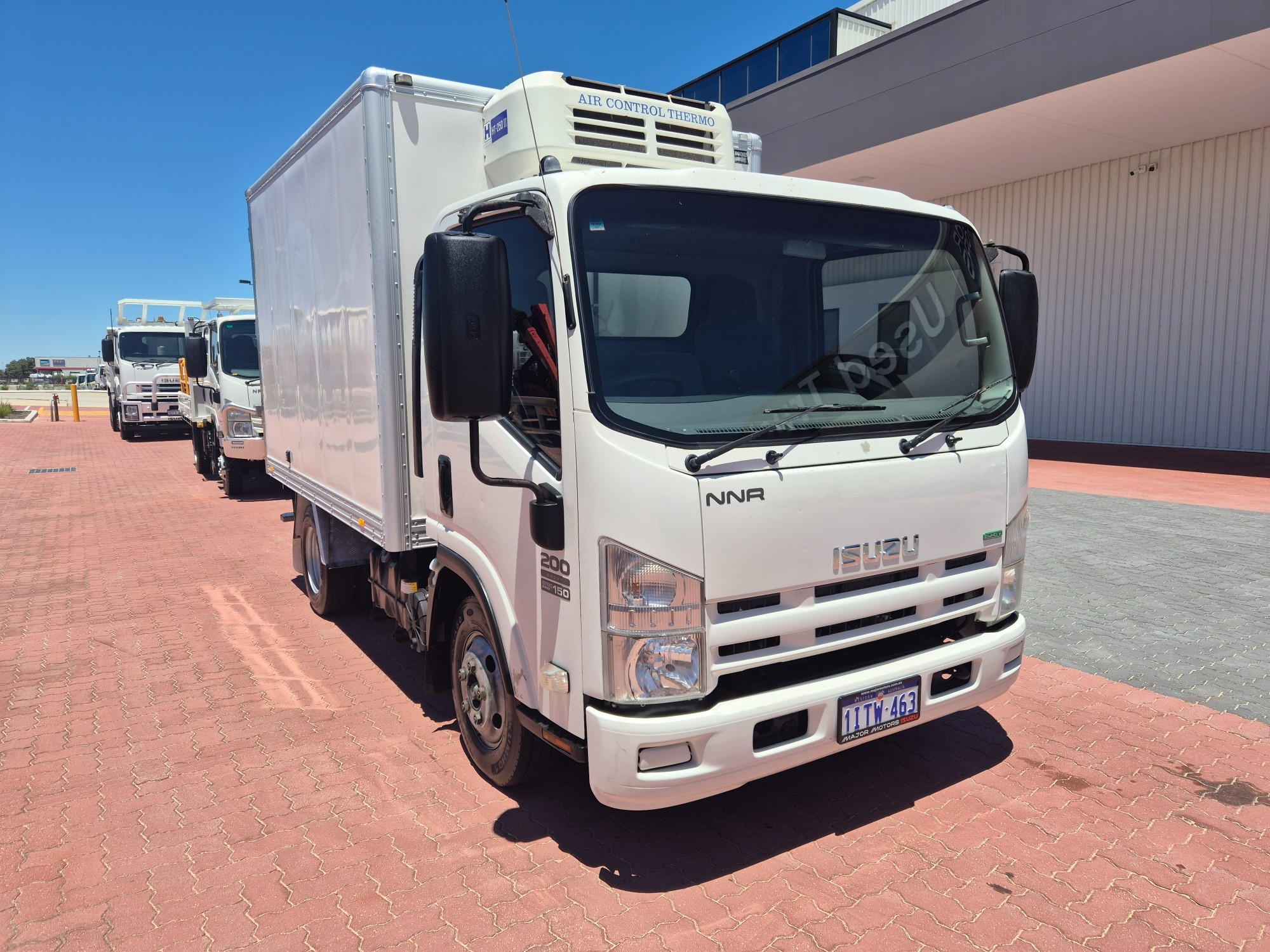 2011 ISUZU NNR NH 200 MEDIUM 5 SP MANUAL REFRIGERATED TRUCK