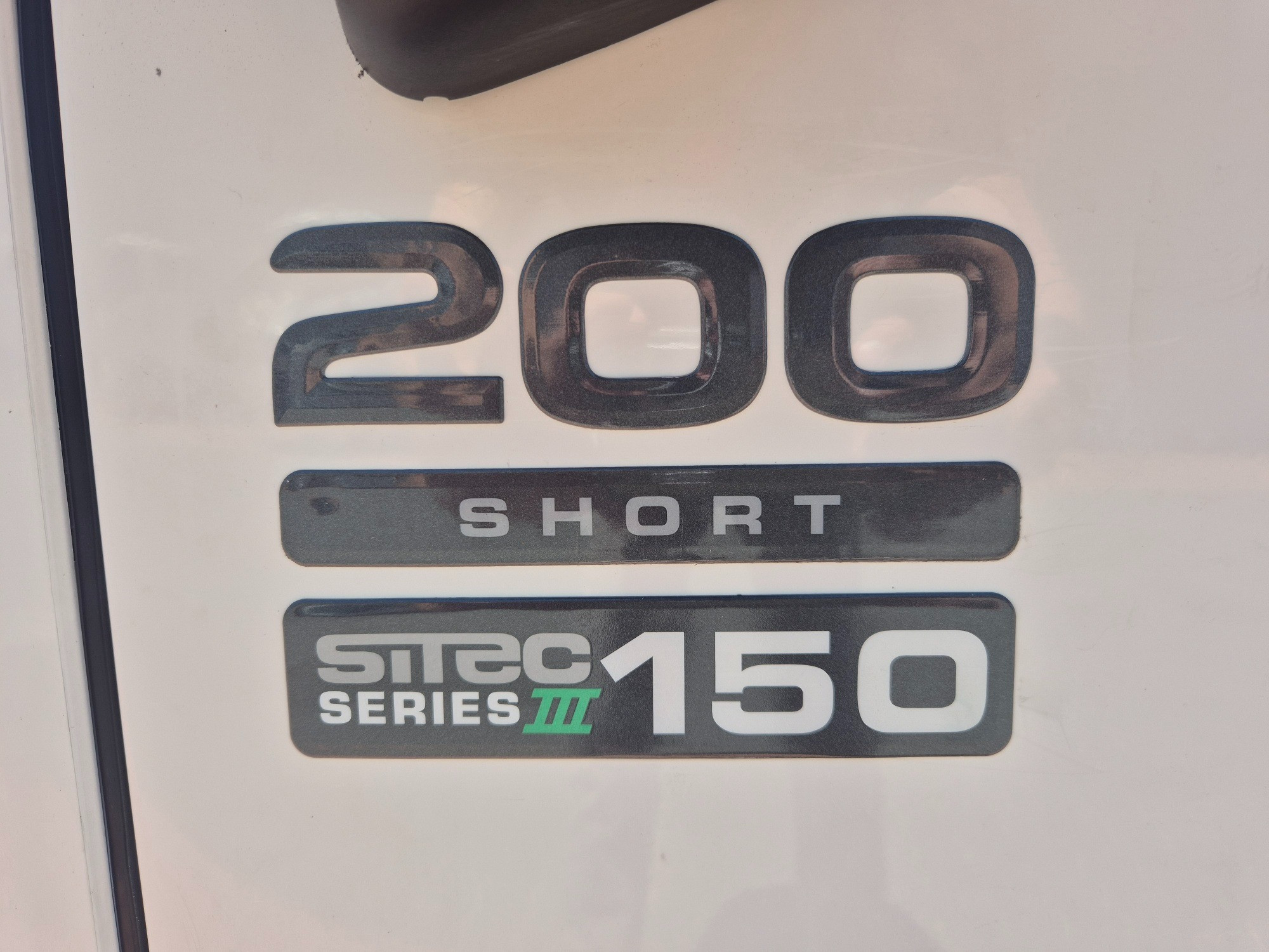 2011 ISUZU NNR NH 200 MEDIUM 5 SP MANUAL REFRIGERATED TRUCK