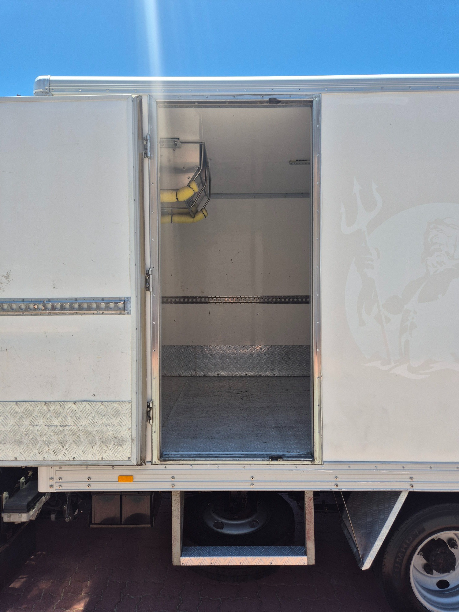 2011 ISUZU NNR NH 200 MEDIUM 5 SP MANUAL REFRIGERATED TRUCK