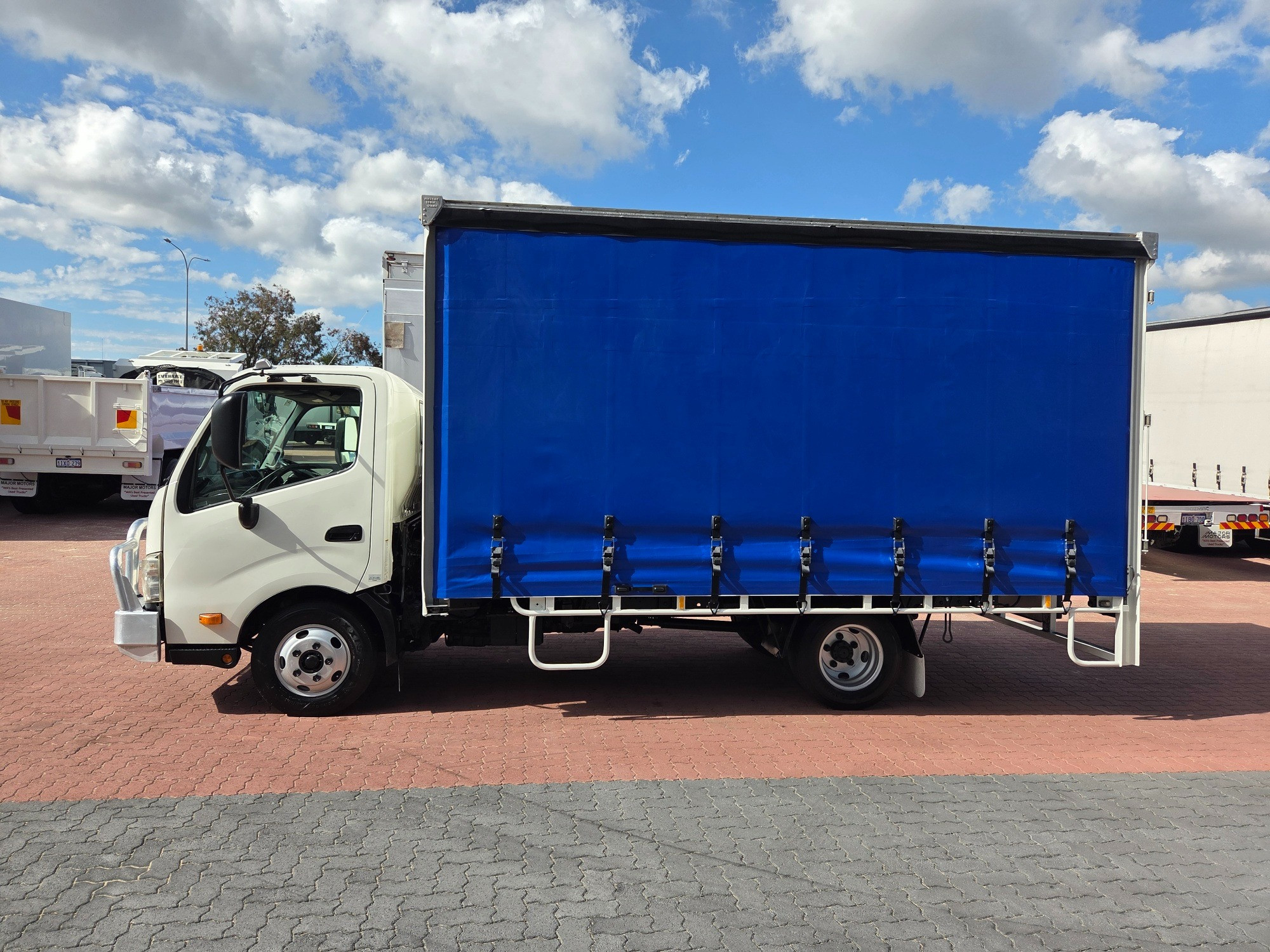 2013 HINO 300 XZU710R 616 AUTO MWB 6 SP AUTOMATIC 6 PALLET TAUTLINER