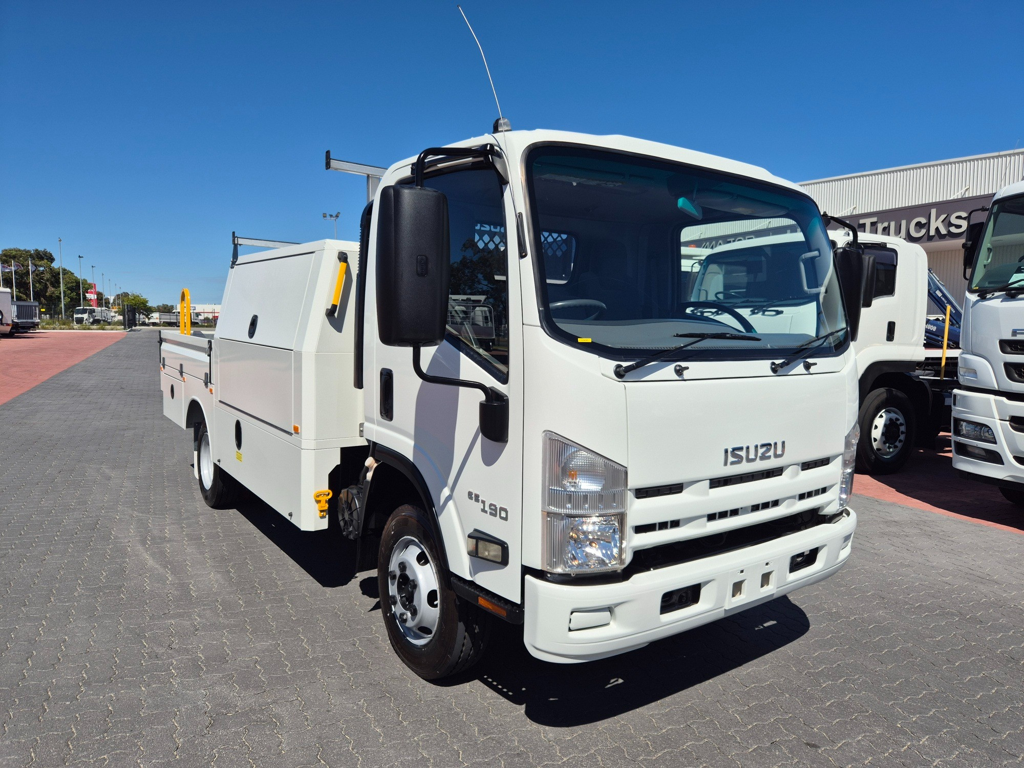 2014 ISUZU NPR 65/45-190 6 SP MANUAL SERVICE BODY