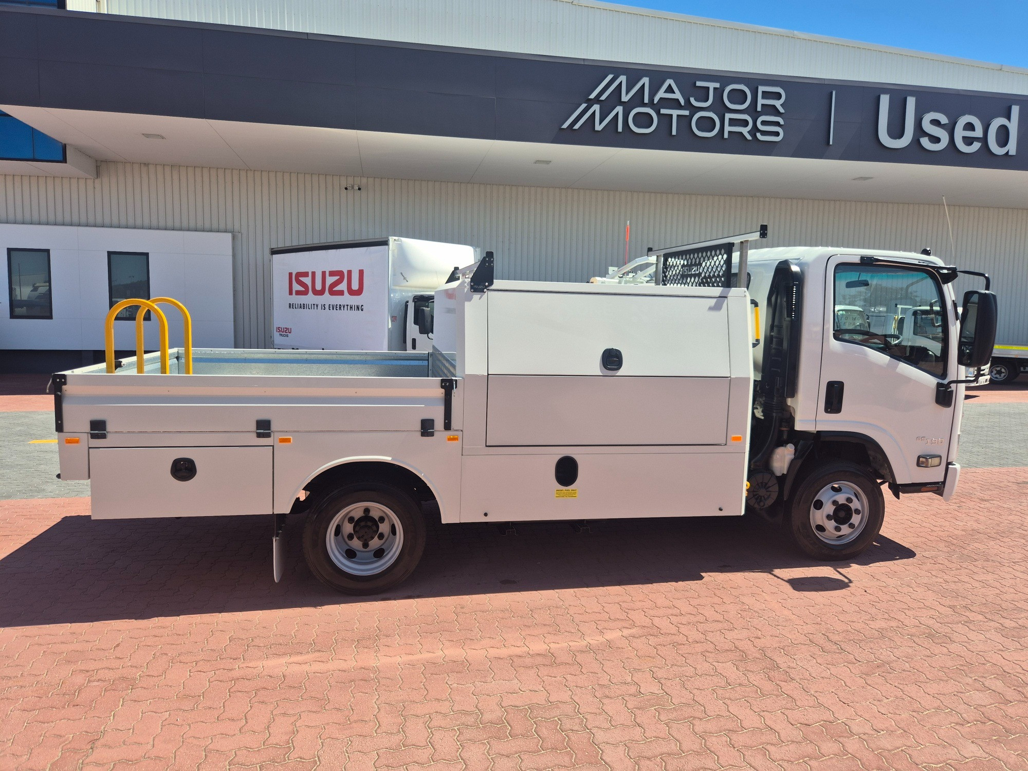 2014 ISUZU NPR 65/45-190 6 SP MANUAL SERVICE BODY