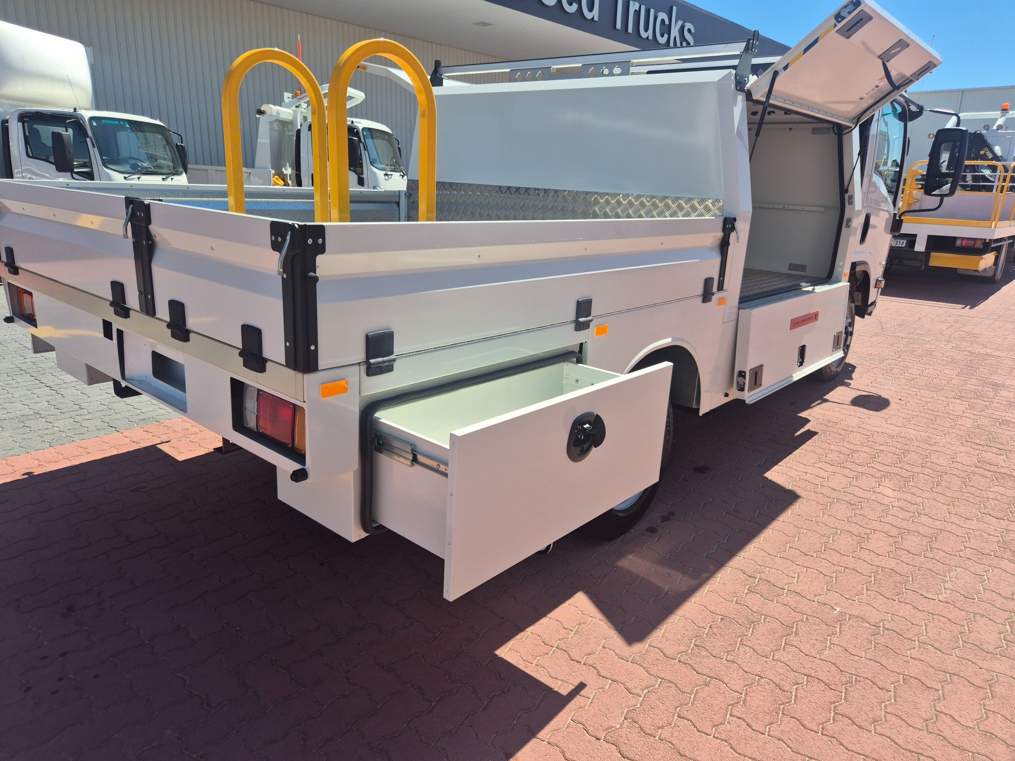 2014 ISUZU NPR 65/45-190 6 SP MANUAL SERVICE BODY