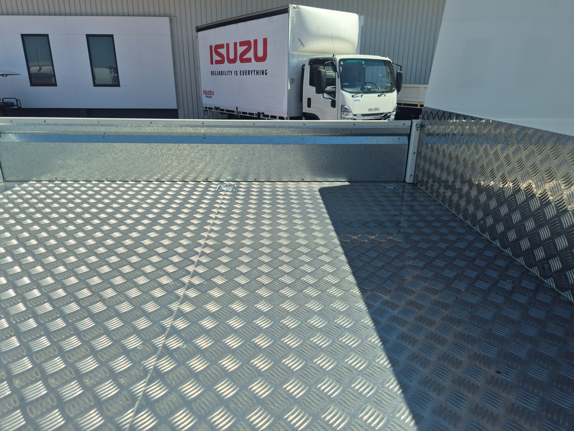 2014 ISUZU NPR 65/45-190 6 SP MANUAL SERVICE BODY