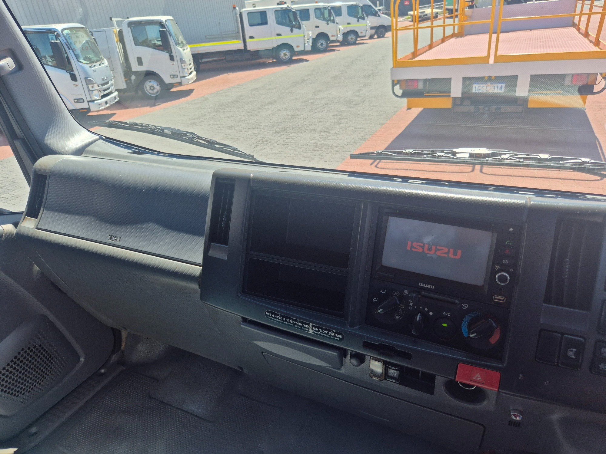2014 ISUZU NPR 65/45-190 6 SP MANUAL SERVICE BODY