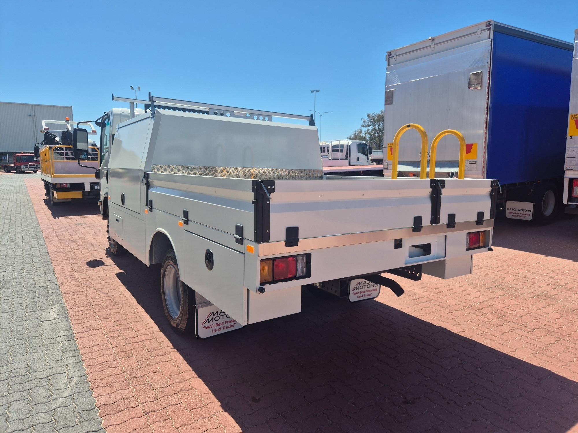 2014 ISUZU NPR 65/45-190 6 SP MANUAL SERVICE BODY