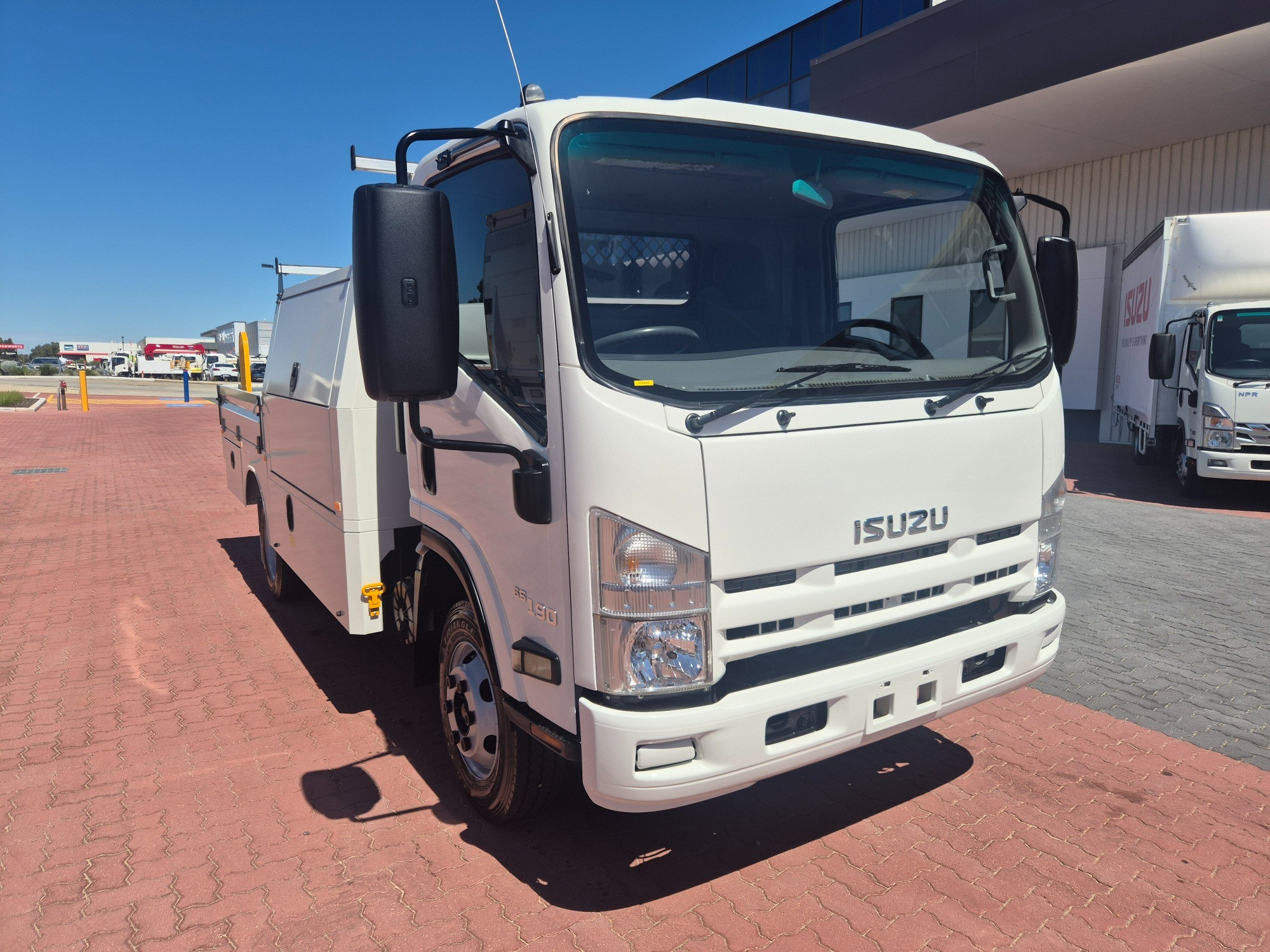 2014 ISUZU NPR 65/45-190 6 SP MANUAL SERVICE BODY