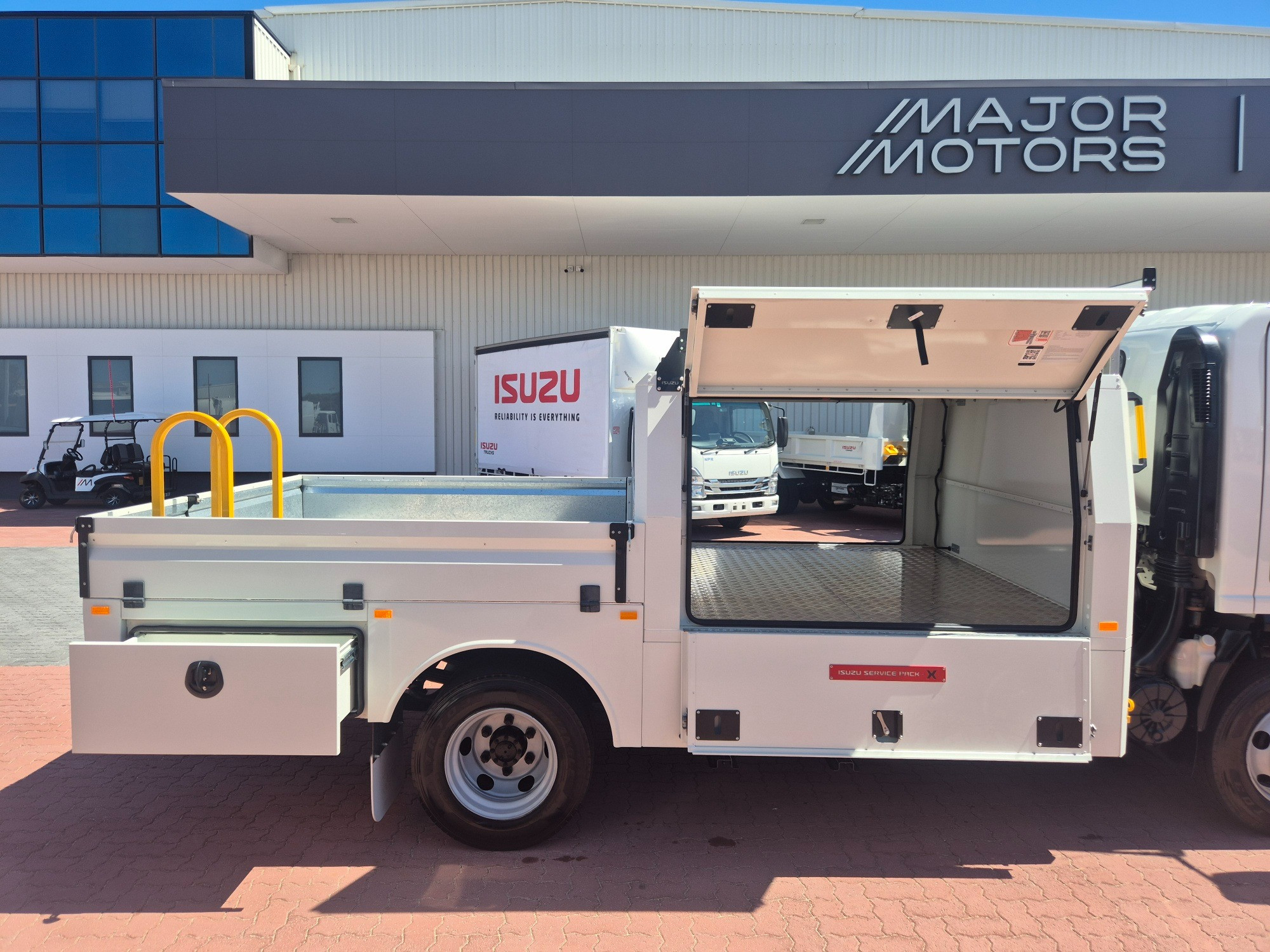 2014 ISUZU NPR 65/45-190 6 SP MANUAL SERVICE BODY