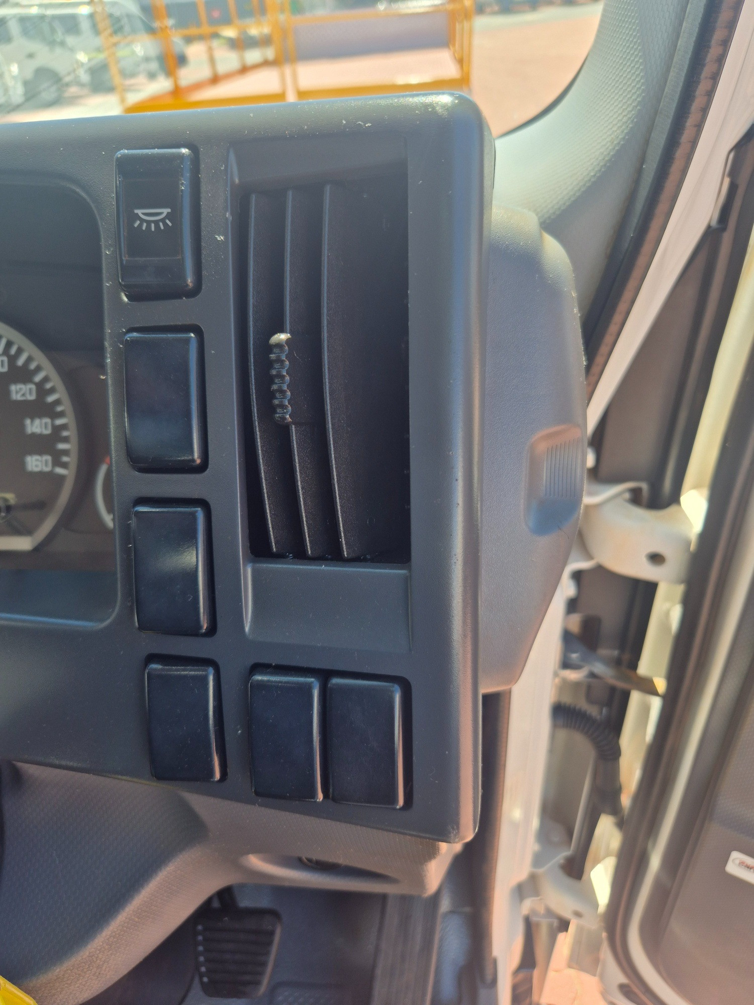 2014 ISUZU NPR 65/45-190 6 SP MANUAL SERVICE BODY