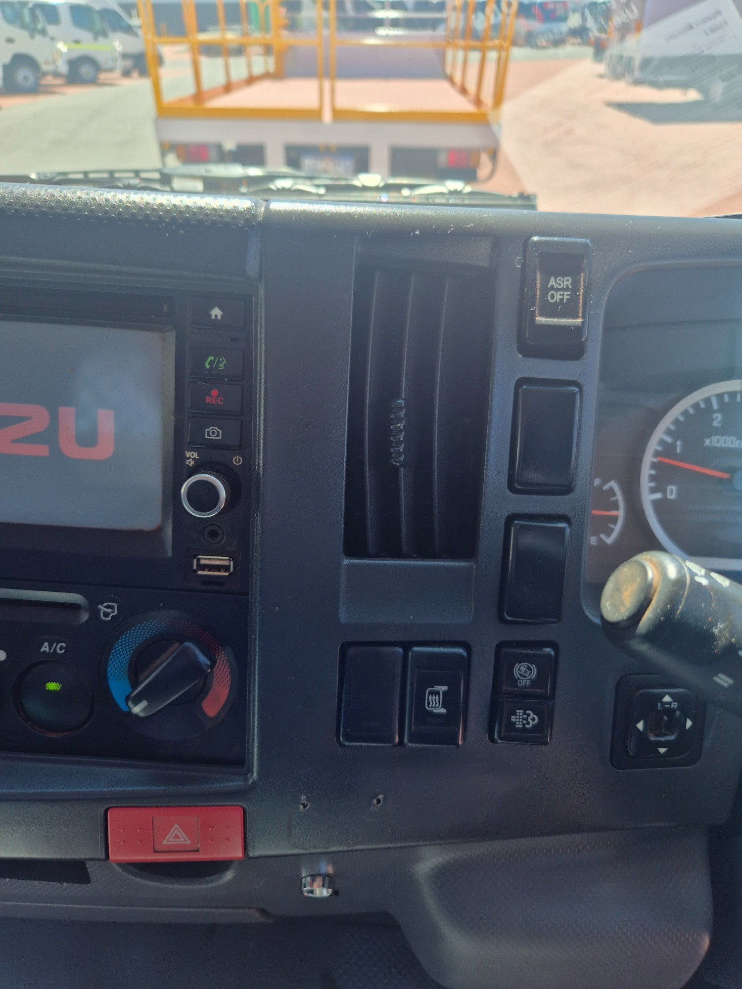 2014 ISUZU NPR 65/45-190 6 SP MANUAL SERVICE BODY