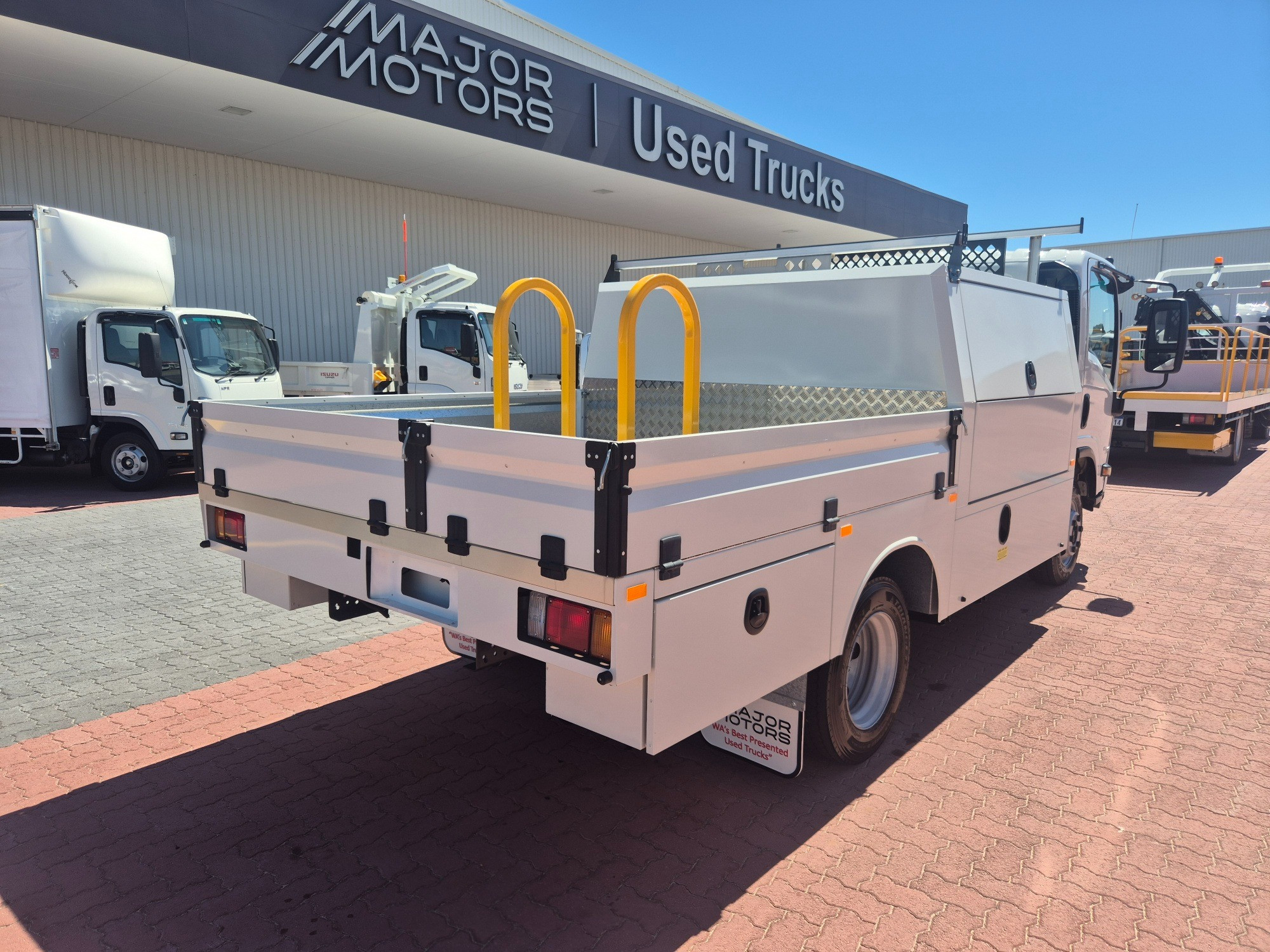 2014 ISUZU NPR 65/45-190 6 SP MANUAL SERVICE BODY