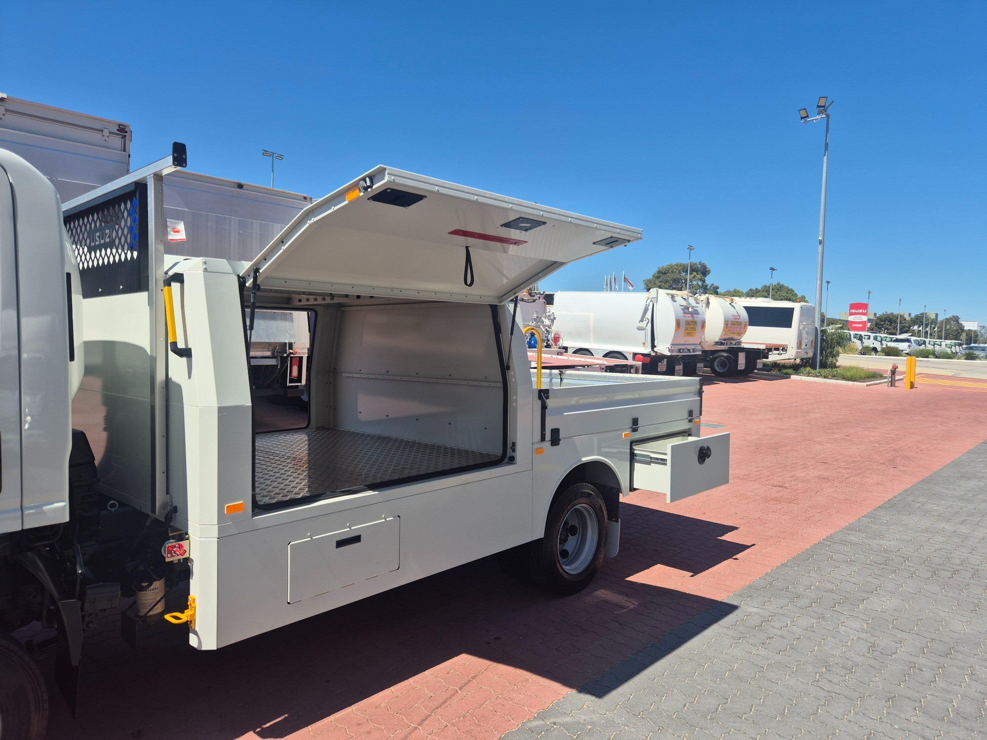 2014 ISUZU NPR 65/45-190 6 SP MANUAL SERVICE BODY
