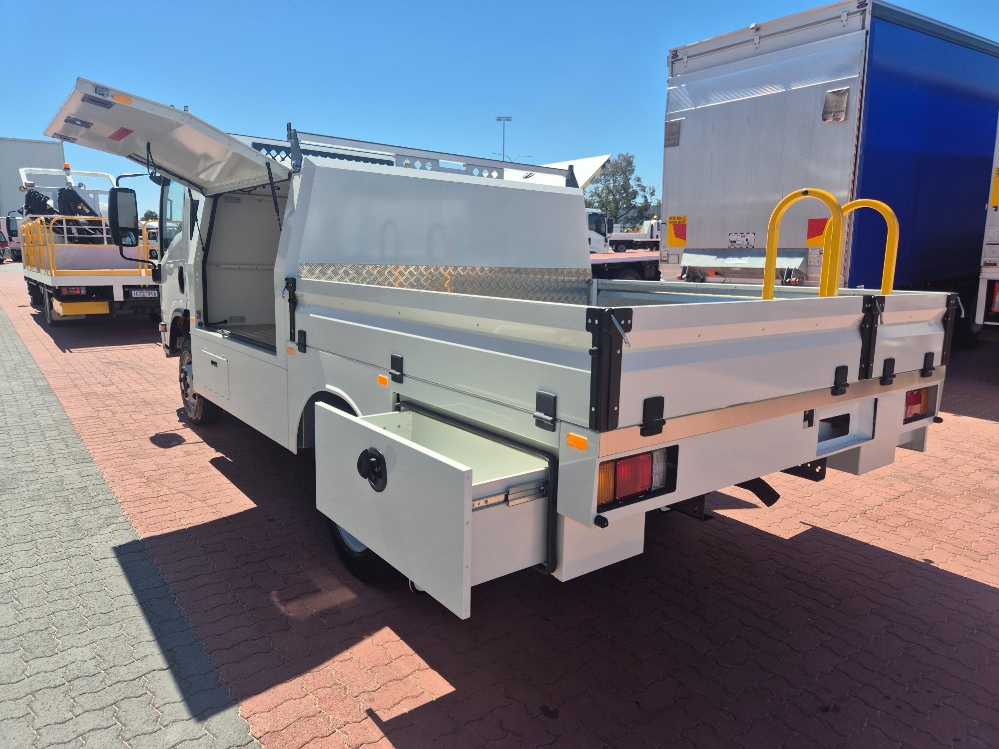 2014 ISUZU NPR 65/45-190 6 SP MANUAL SERVICE BODY
