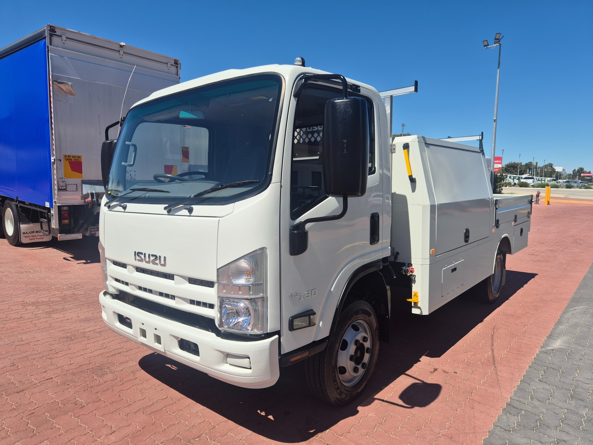2014 ISUZU NPR 65/45-190 6 SP MANUAL SERVICE BODY