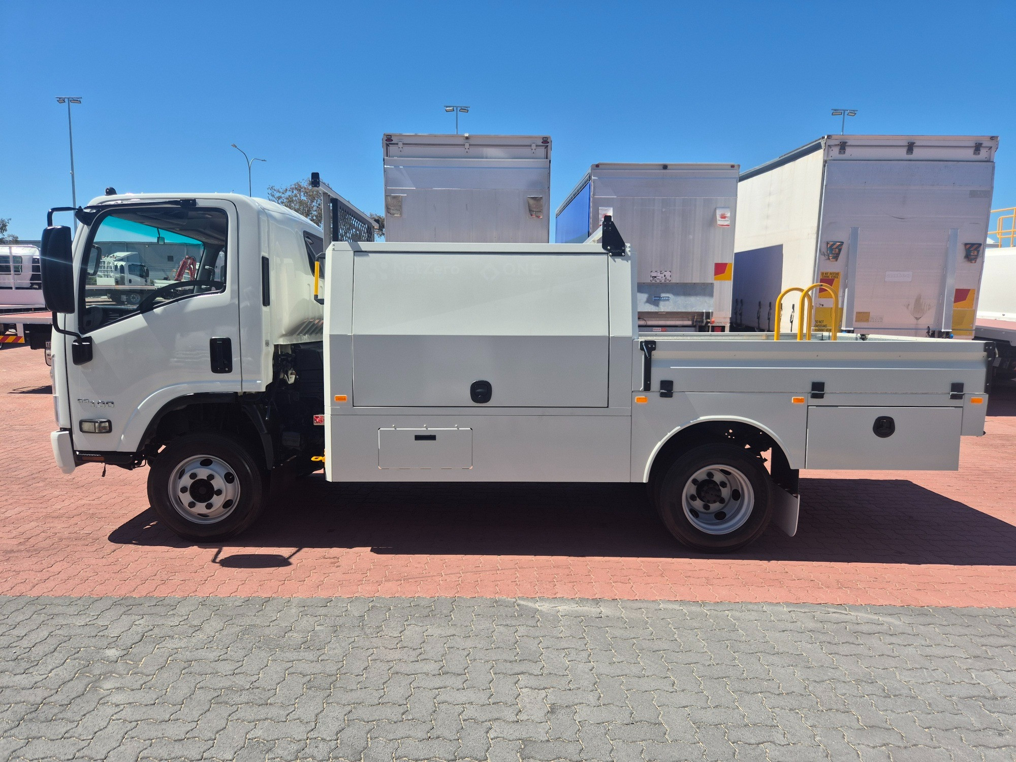2014 ISUZU NPR 65/45-190 6 SP MANUAL SERVICE BODY