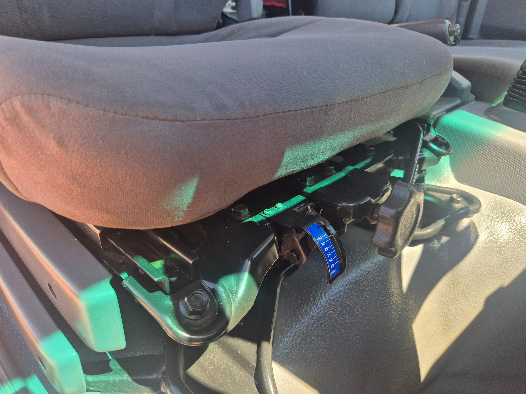 2014 ISUZU NPR 65/45-190 6 SP MANUAL SERVICE BODY