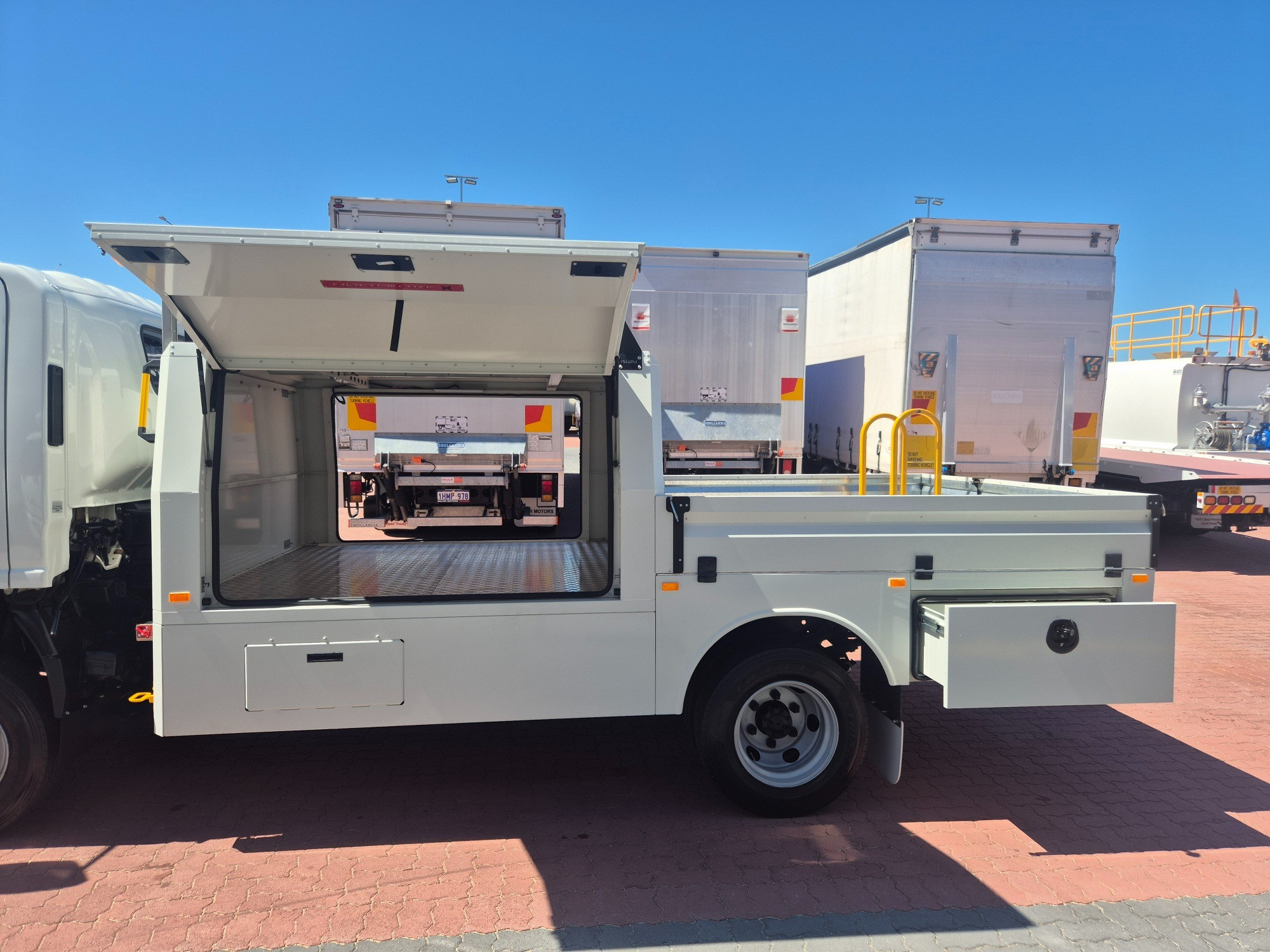 2014 ISUZU NPR 65/45-190 6 SP MANUAL SERVICE BODY