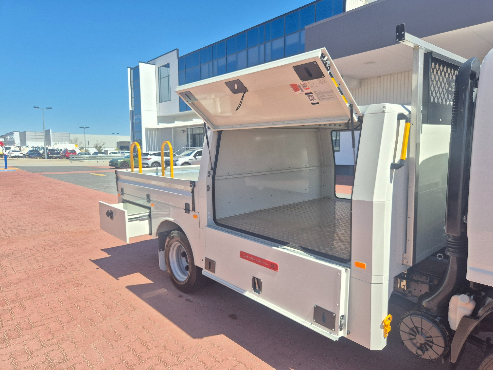 2014 ISUZU NPR 65/45-190 6 SP MANUAL SERVICE BODY