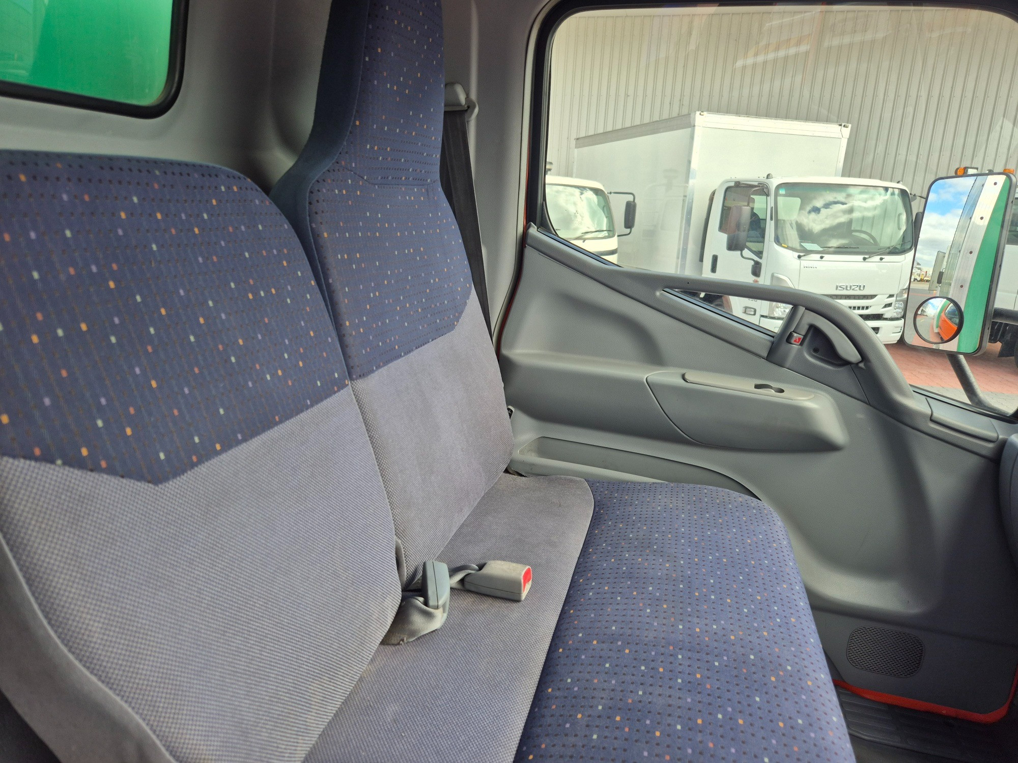 2003 MITSUBISHI FUSO CANTER MWB 5 SP MANUAL VAN & TAIL LIFT