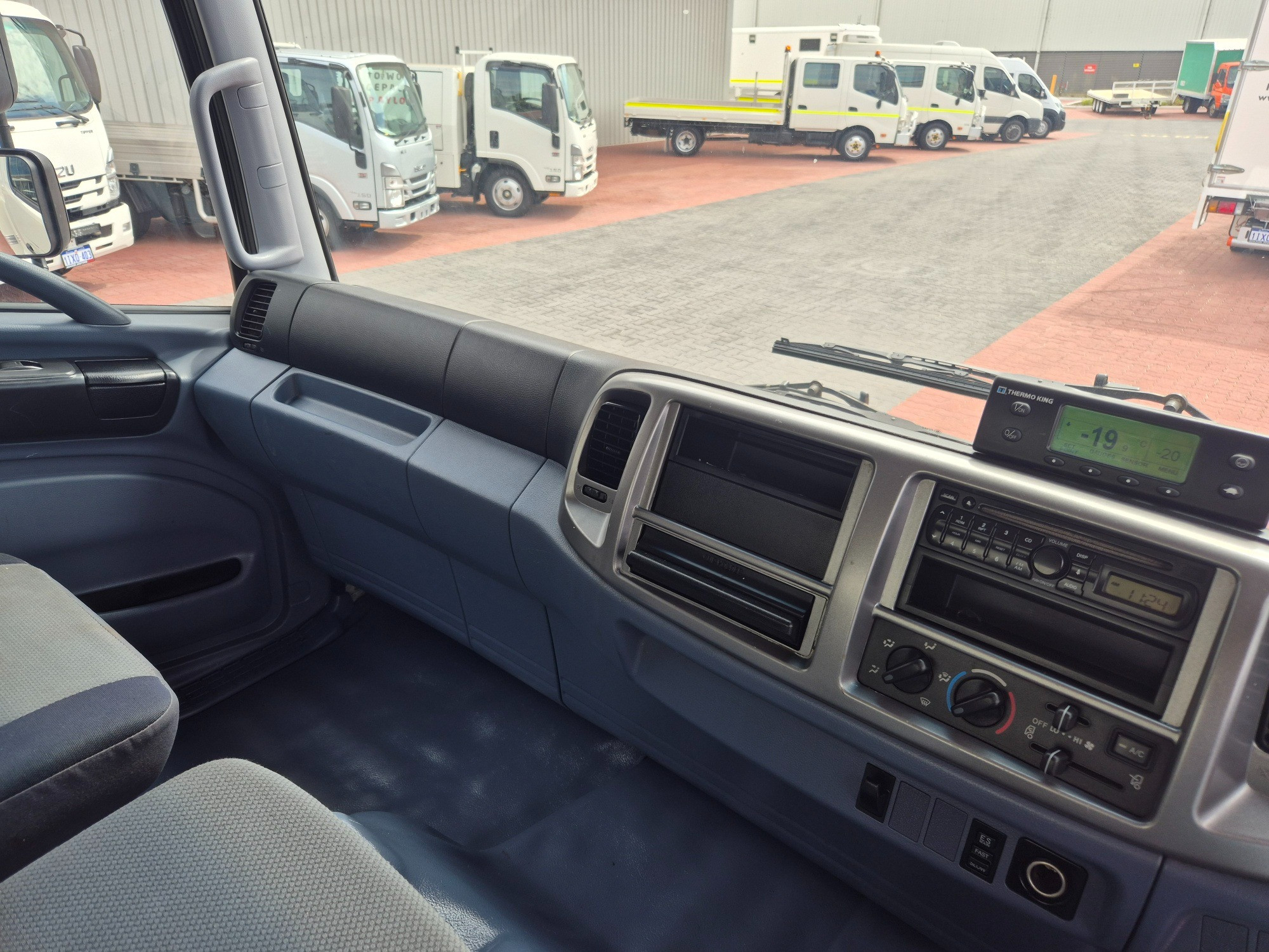 2010 HINO 500 GH8J 1727 XXLONG AIR (SIX) 10 PALLET 6 SP MANUAL FREEZER TRUCK