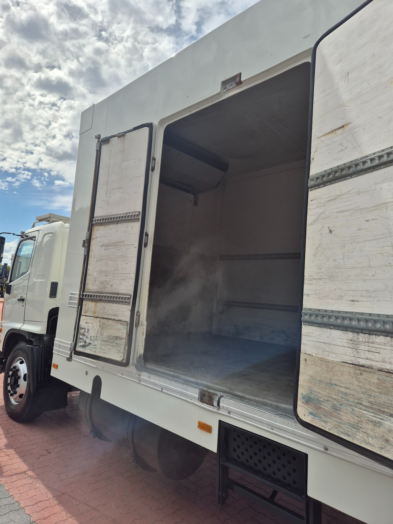2010 HINO 500 GH8J 1727 XXLONG AIR (SIX) 10 PALLET 6 SP MANUAL FREEZER TRUCK
