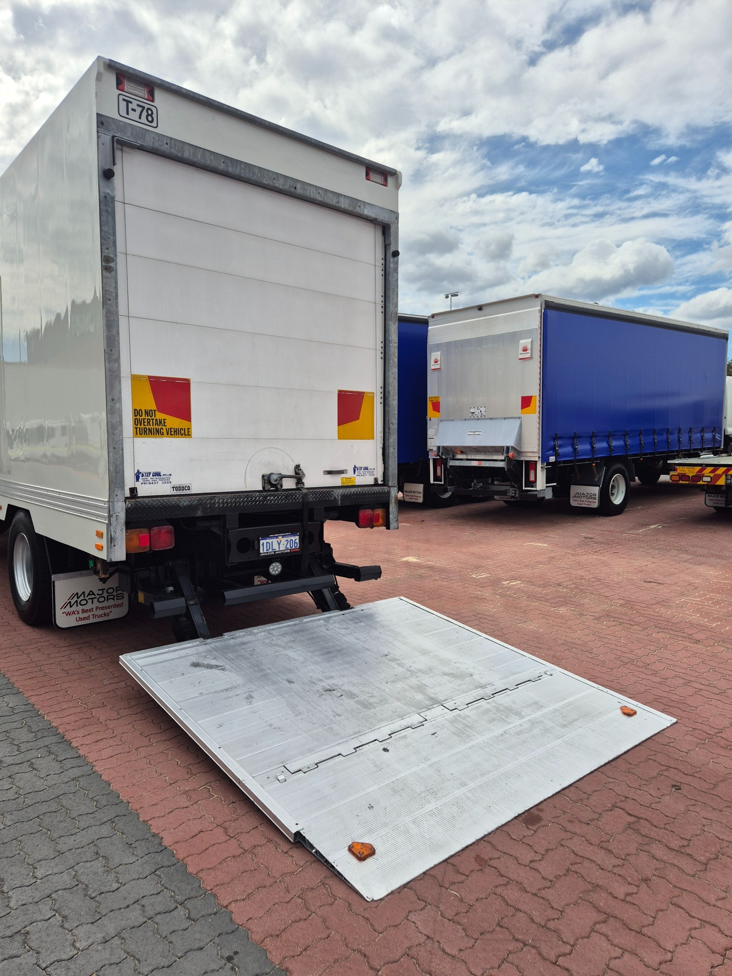 2010 HINO 500 GH8J 1727 XXLONG AIR (SIX) 10 PALLET 6 SP MANUAL FREEZER TRUCK