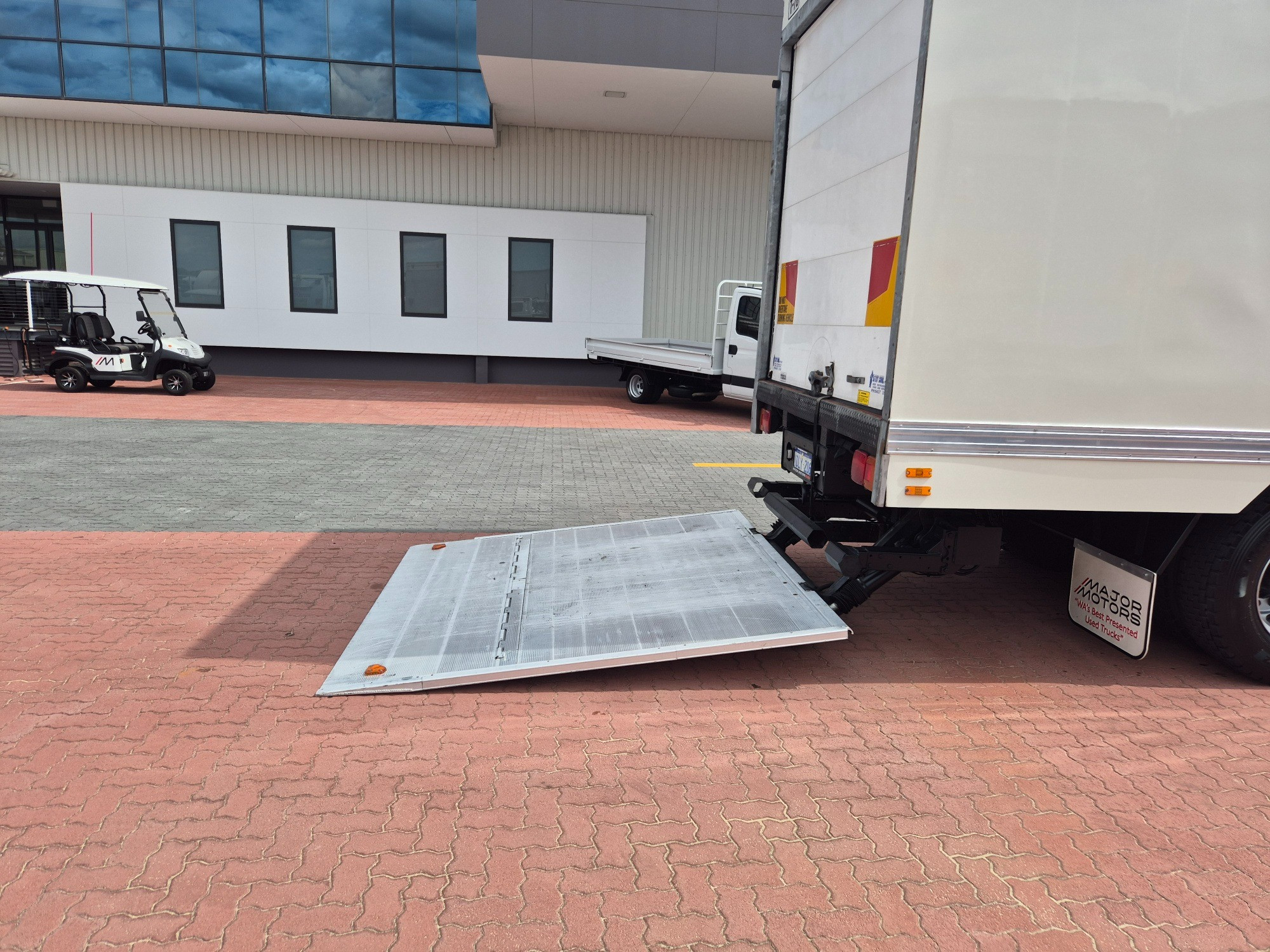 2010 HINO 500 GH8J 1727 XXLONG AIR (SIX) 10 PALLET 6 SP MANUAL FREEZER TRUCK