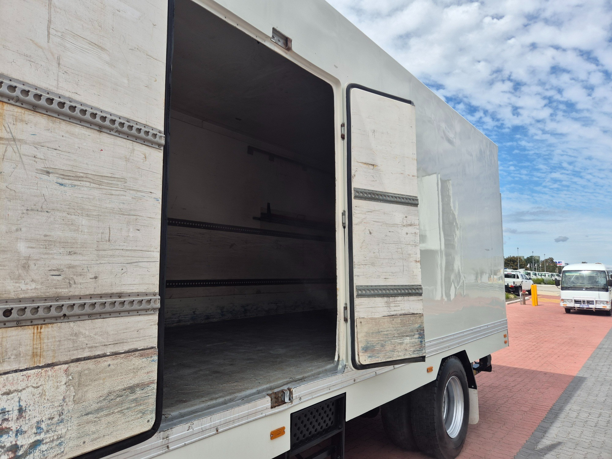 2010 HINO 500 GH8J 1727 XXLONG AIR (SIX) 10 PALLET 6 SP MANUAL FREEZER TRUCK