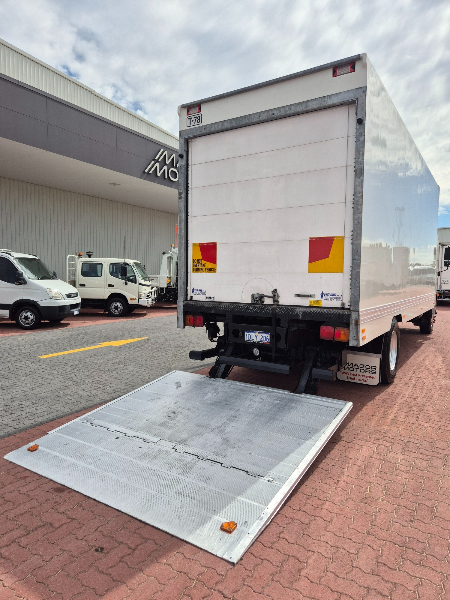 2010 HINO 500 GH8J 1727 XXLONG AIR (SIX) 10 PALLET 6 SP MANUAL FREEZER TRUCK